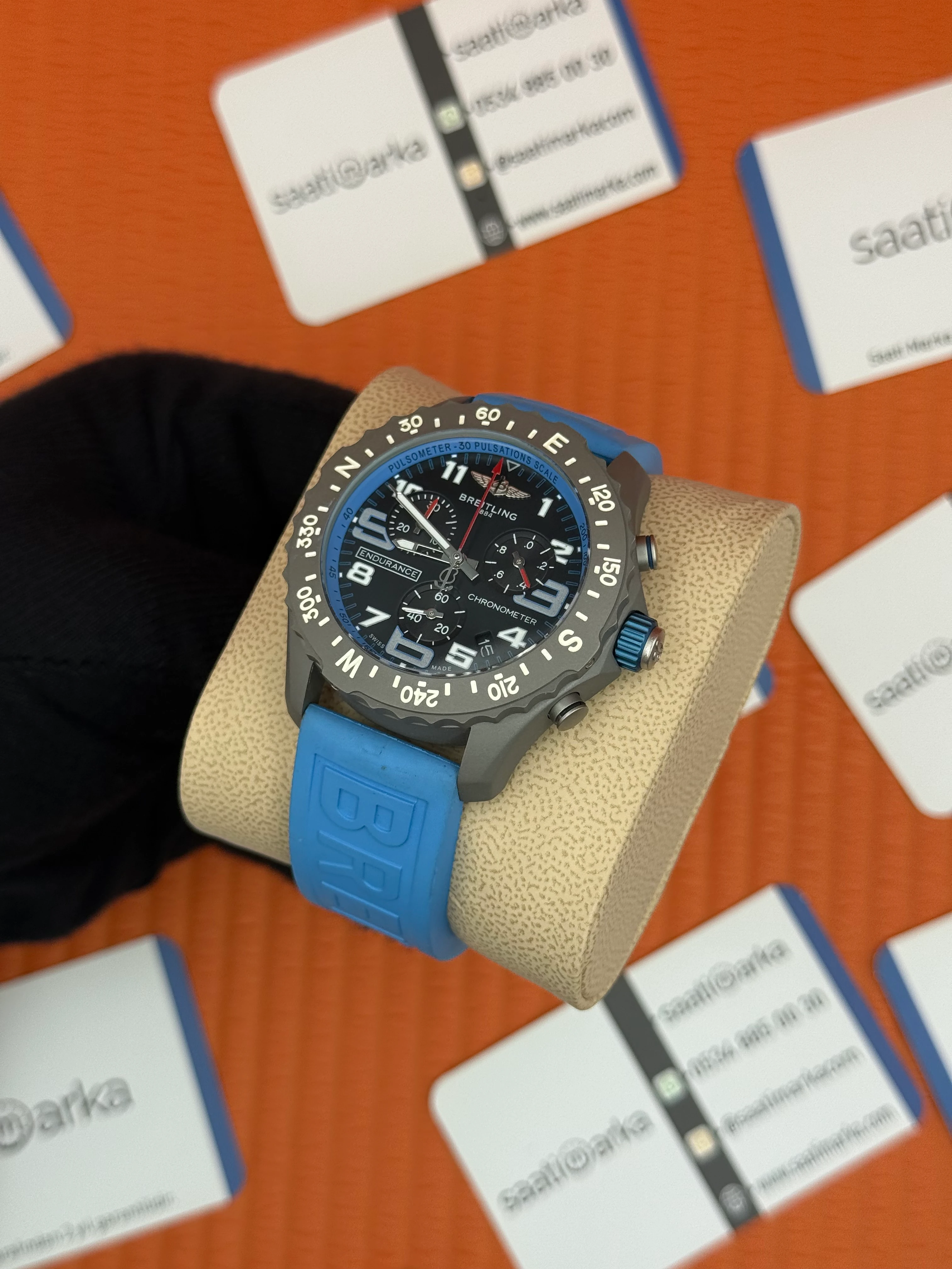 BREITLING Endurance mavi kauçuk kordon siyah kadran çelik kasa