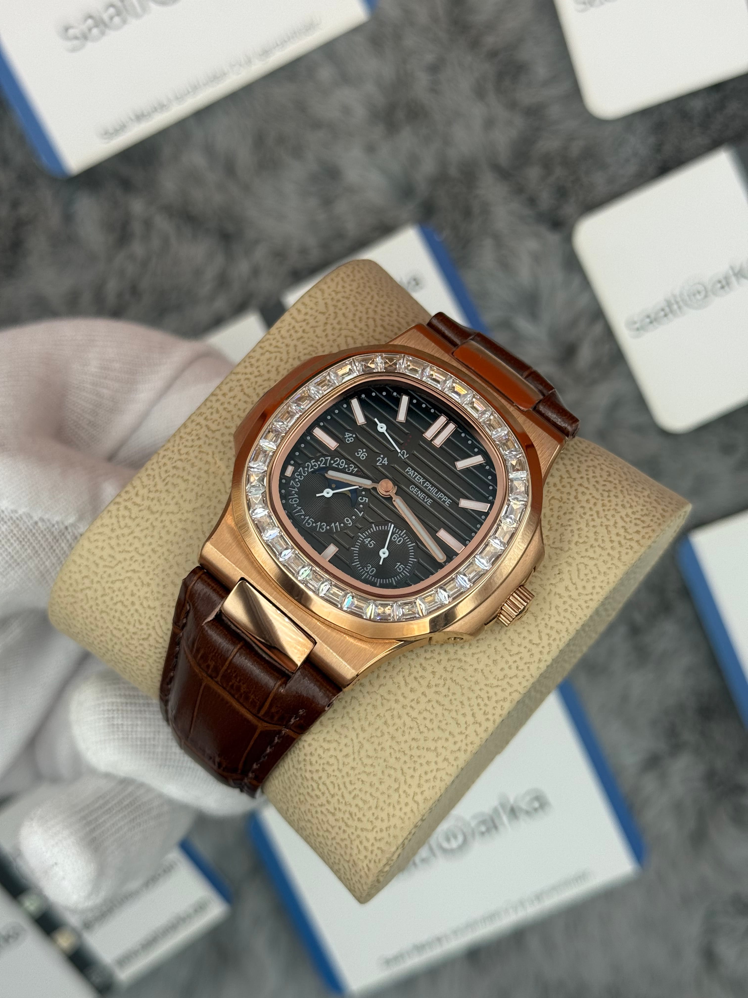 PATEK PHİLİPPE nautilus moontphase 5712 taşlı bezel kahverengi kadran kahverengi deri korodon 40mm erkek kol saati