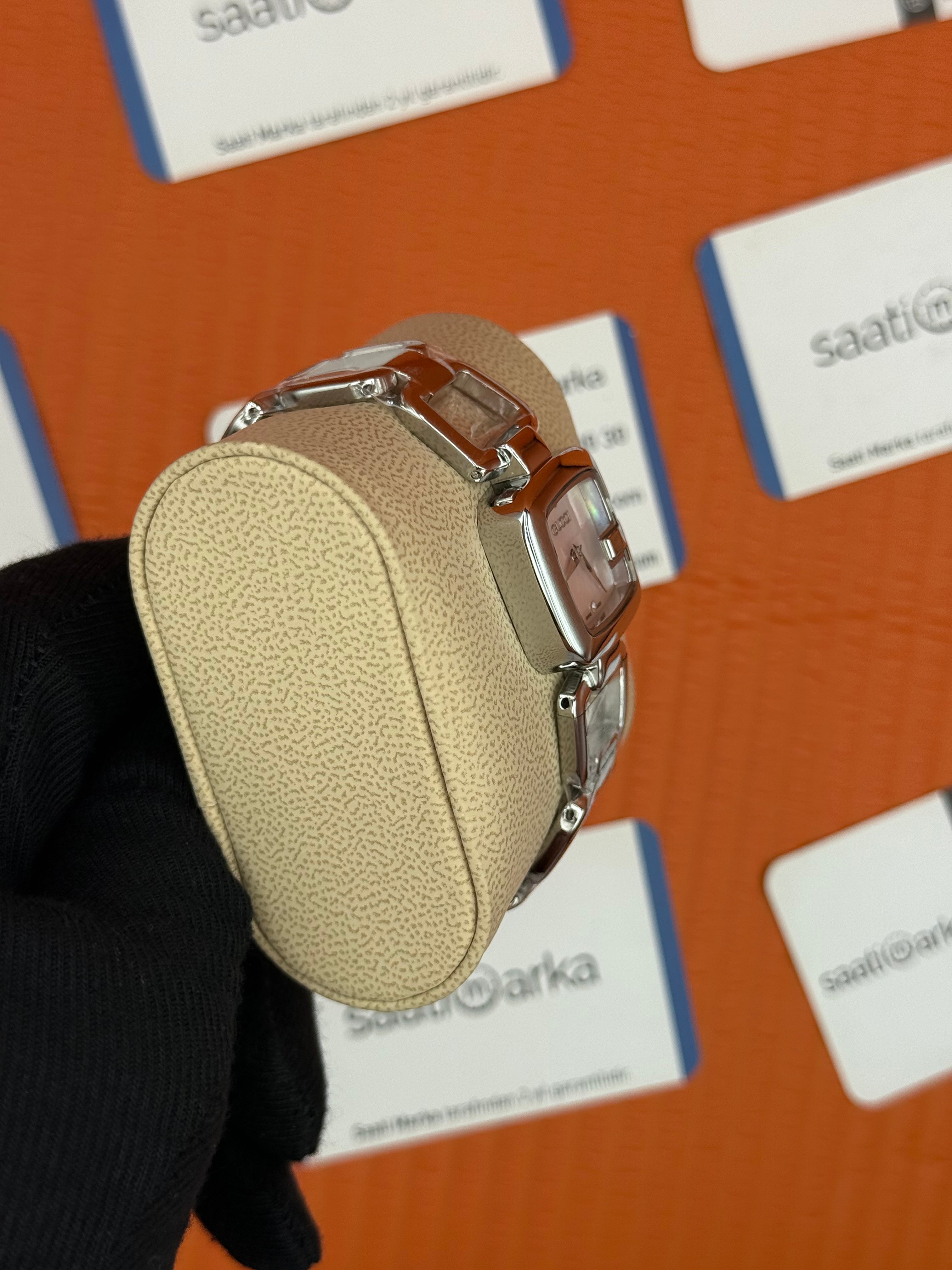 GUCCI YA125502 beyaz sedefli kadran silver kasa kordon kadın kol saati