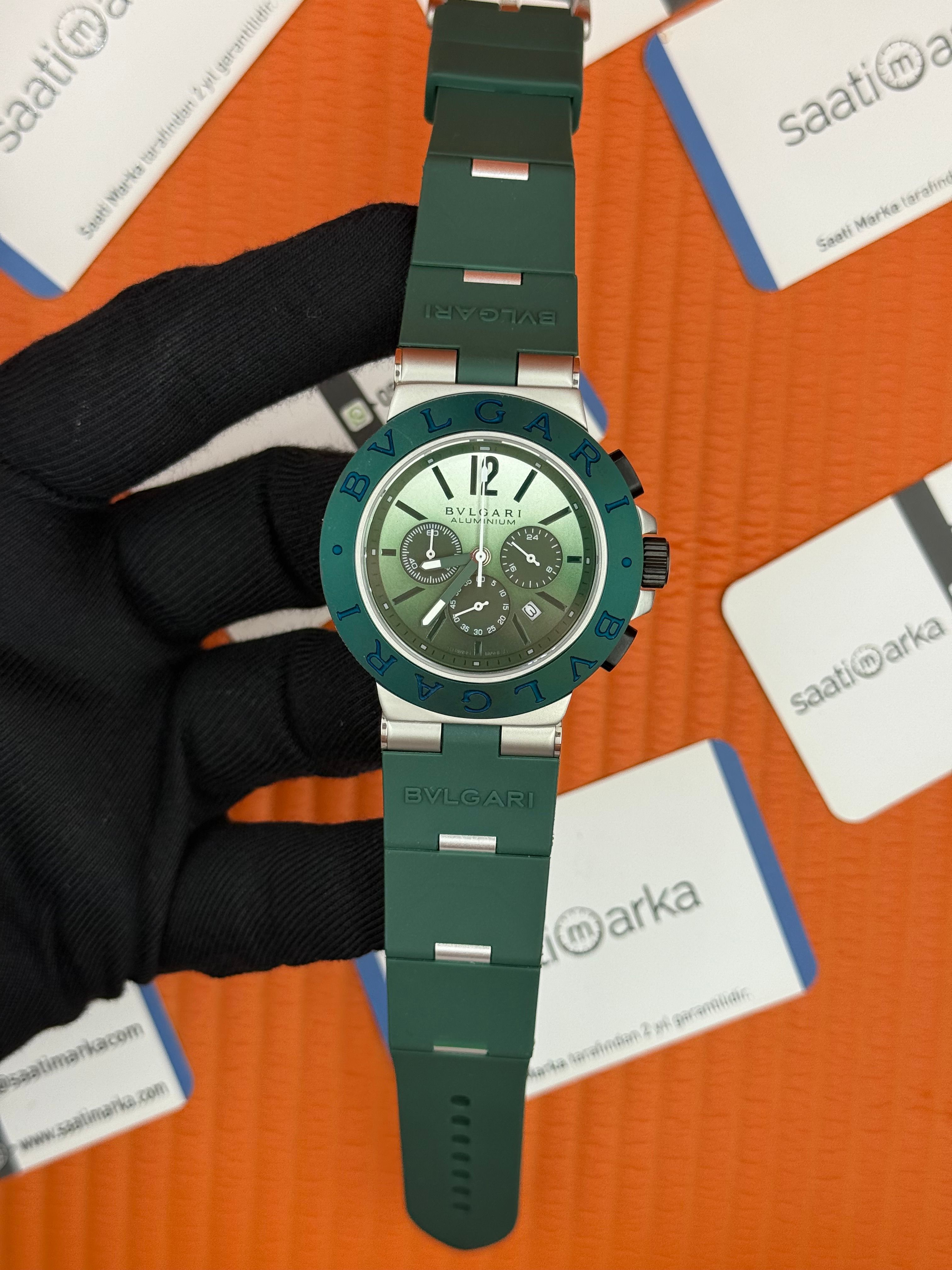 BVLGARI 104076 aluminium kasa yeşil kadran yeşil kauçuk kordon 