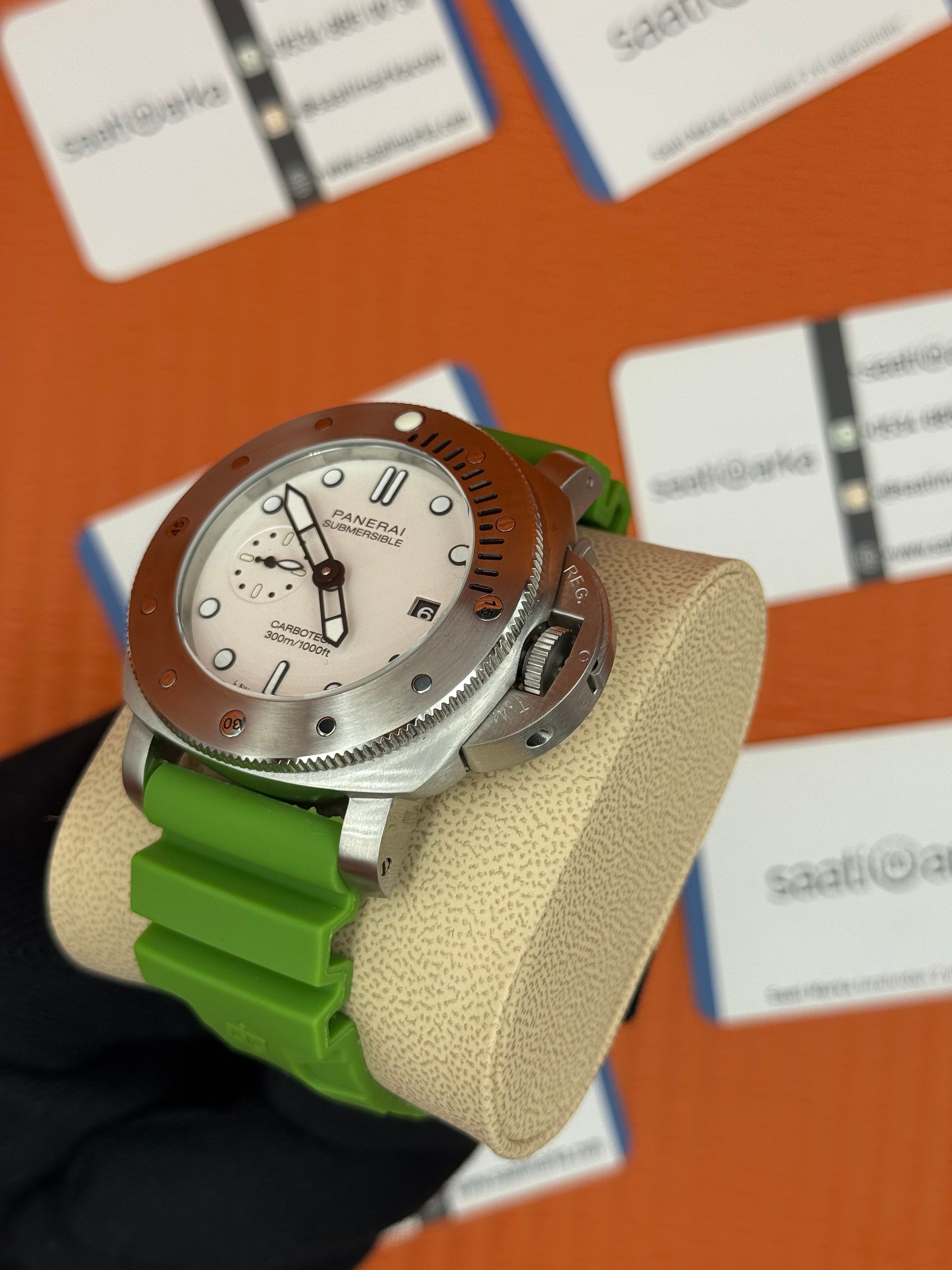 PANERAI submersible carbotec yeşil kauçuk kordon beyaz kadran silver kasa 