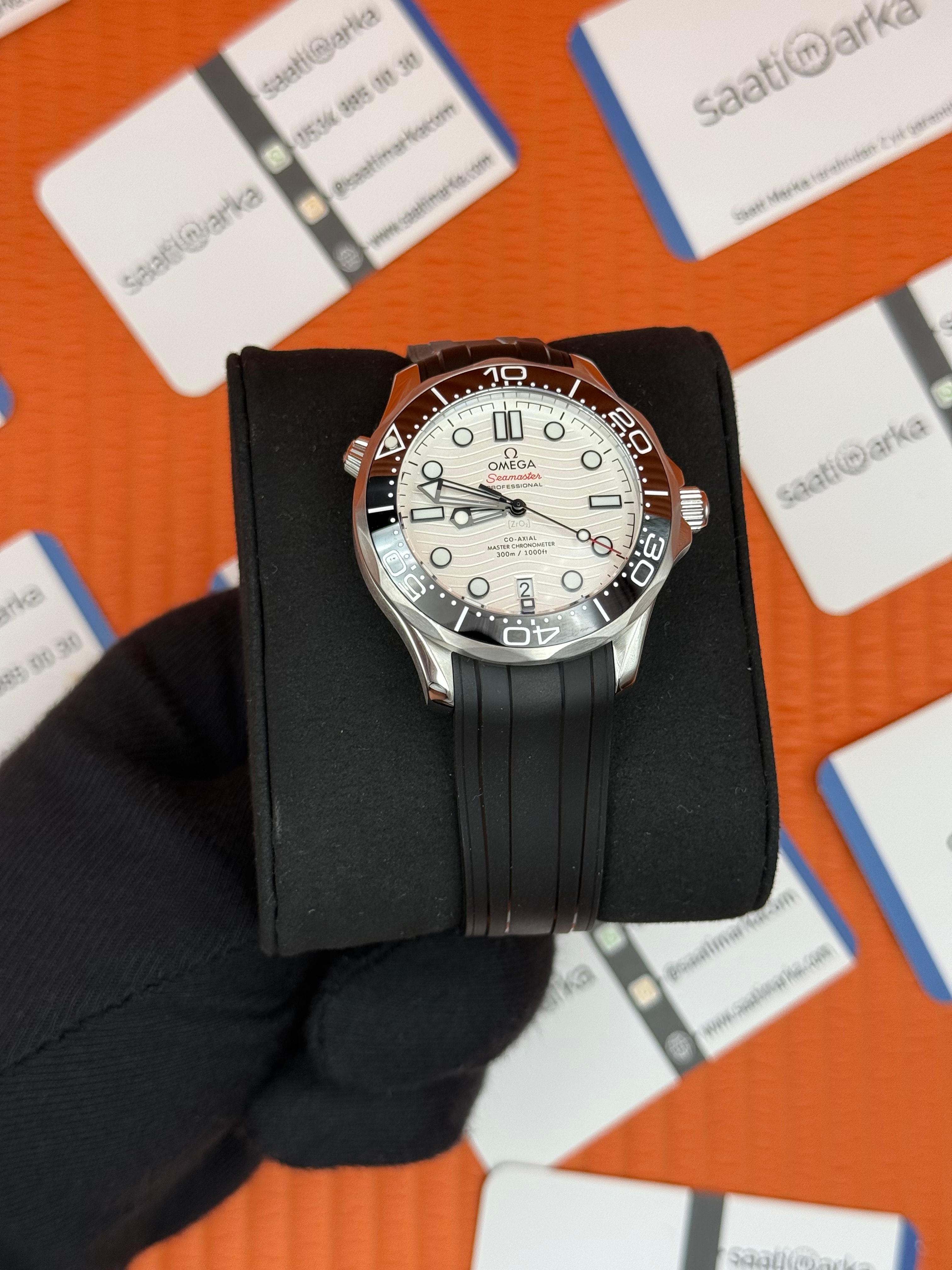 OMEGA SEAMASTER SİYAH KORDON BEYAZ KADRAN