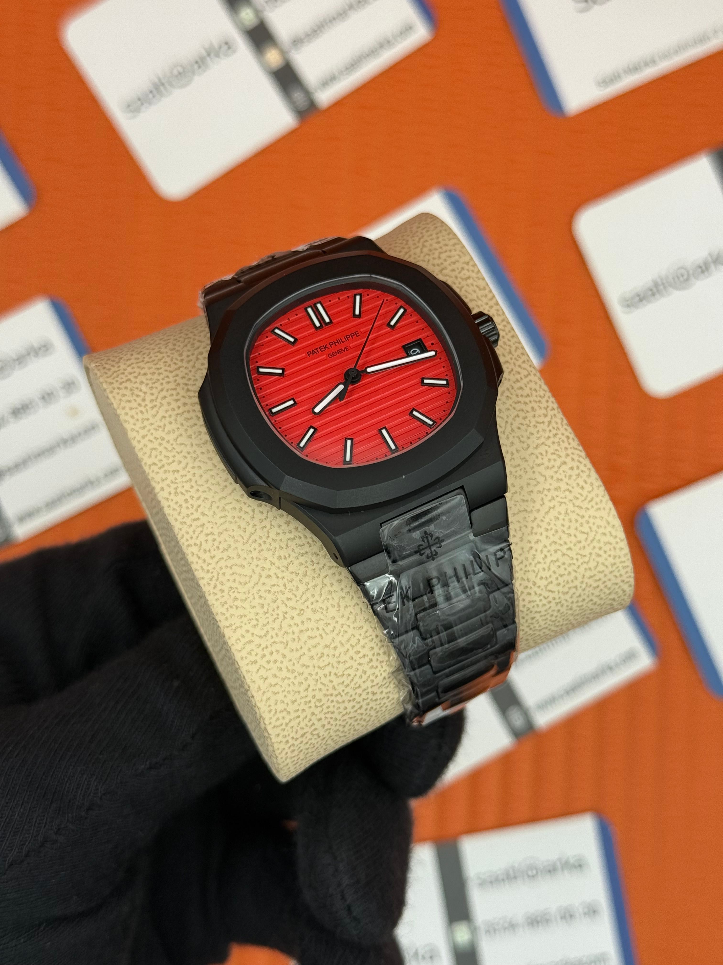 PATEK PHILIPPE NAUTİLUS KIRMIZI KADRAN SİYAH KASA-KORDON