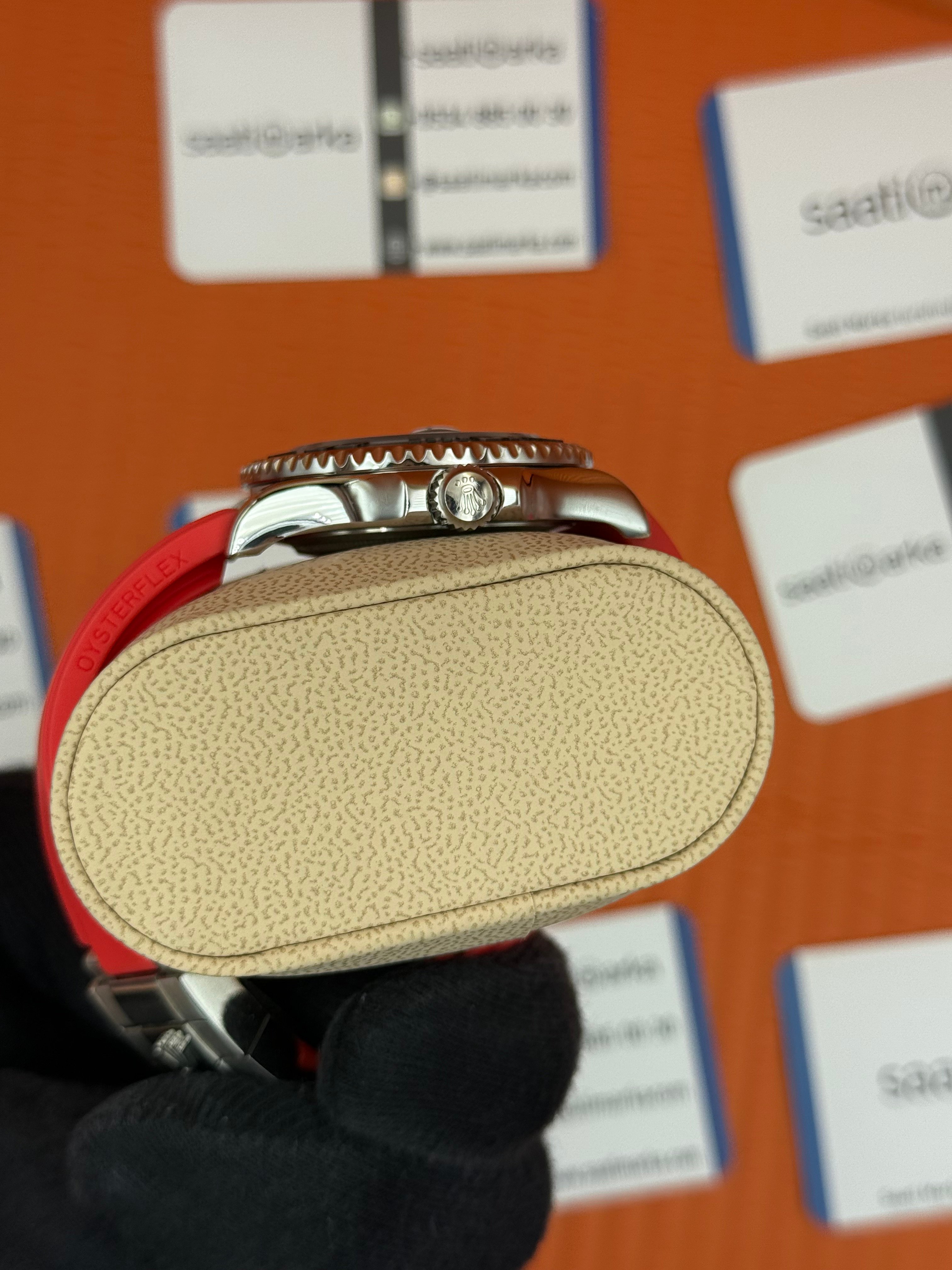 ROLEX Yacht Master black dial kırmızı kauçuk kordon