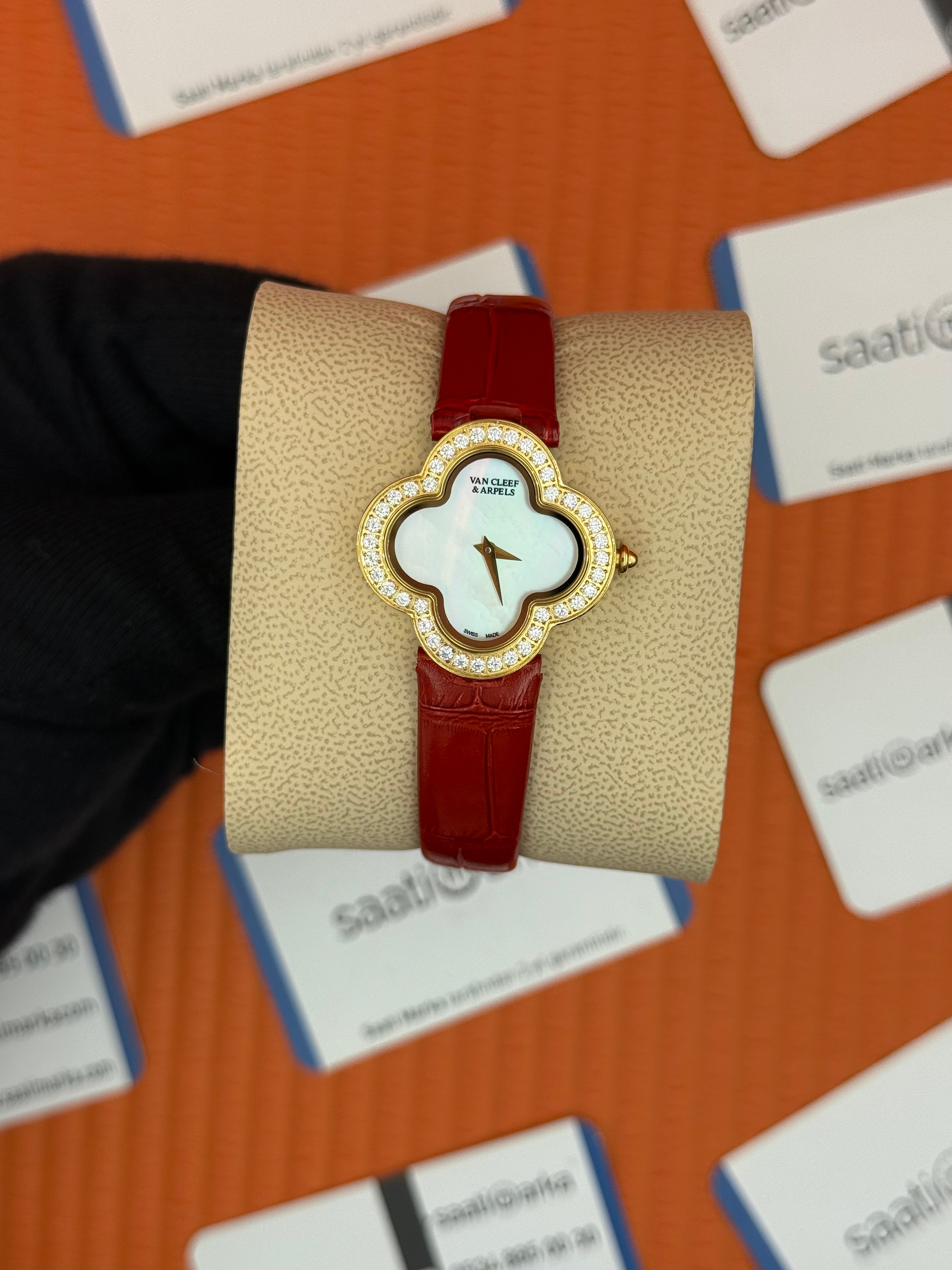VAN CLEEF beyaz kadran kırmızı deri kordon gold kasa taşlı bezel kadın kol saati