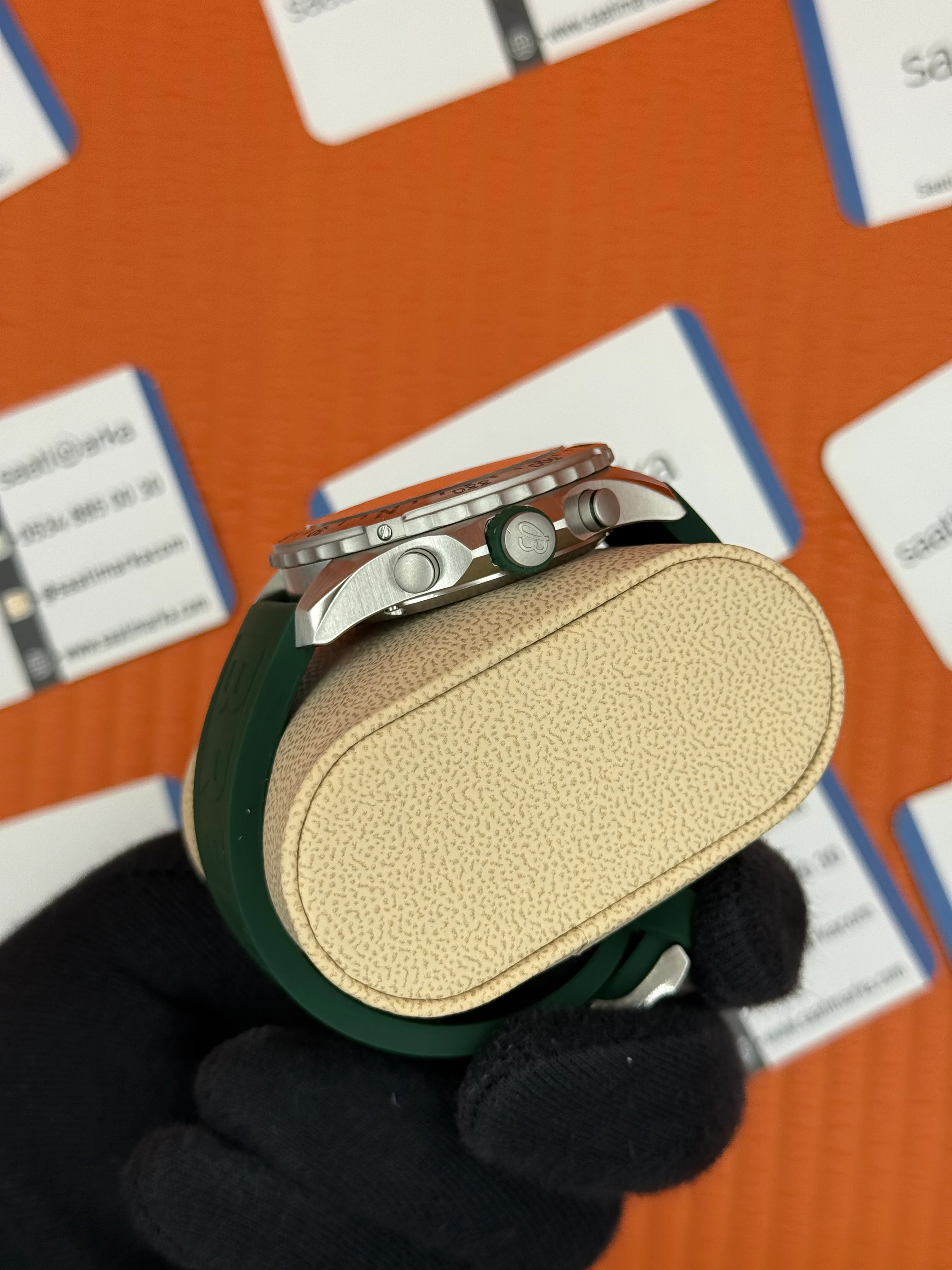 BREITLING Endurnace yeşil kauçuk kordon siyah kadran çelik kasa