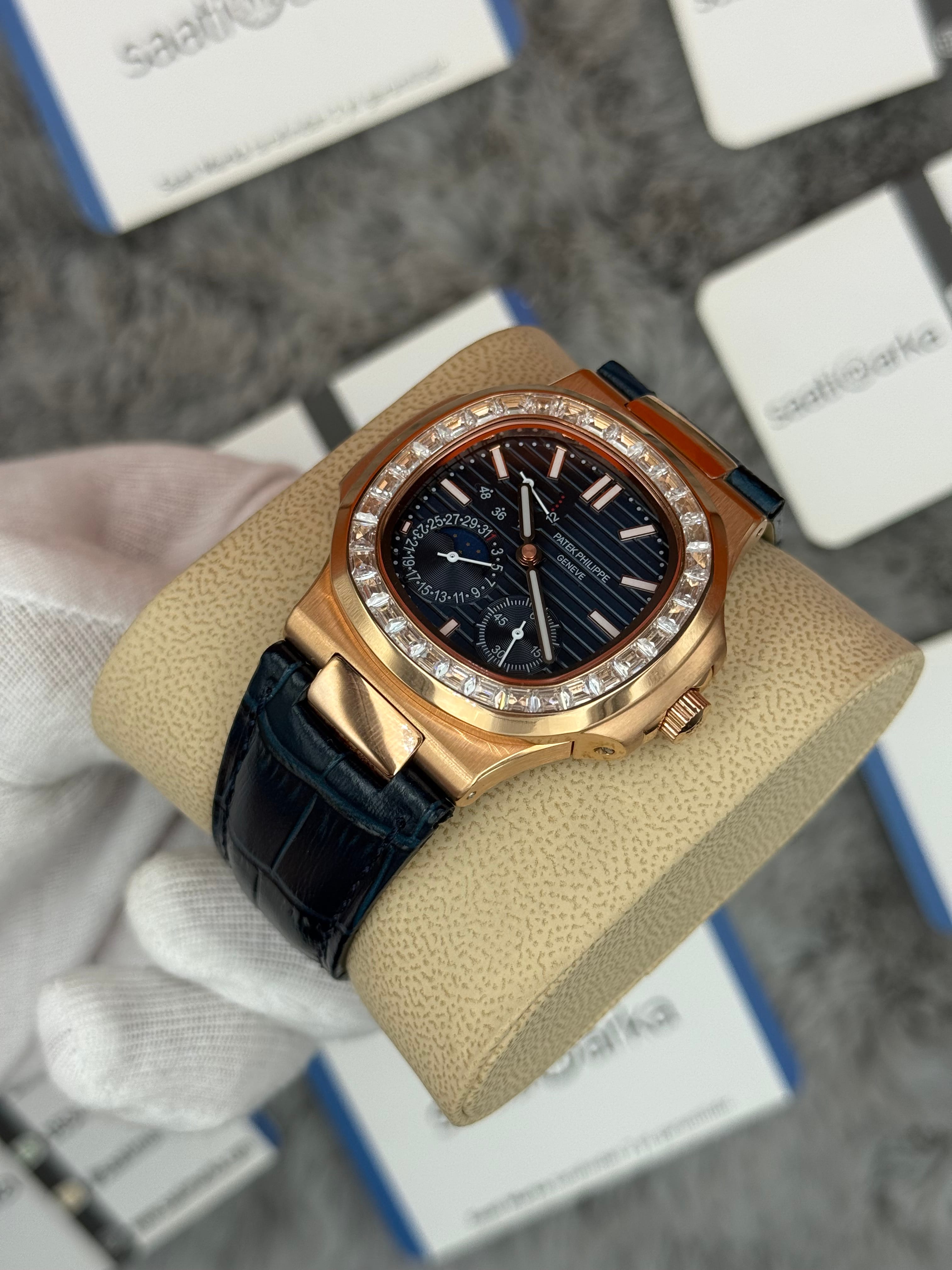 PATEK PHİLİPPE nautilus moontphase 5712 taşlı bezel lacivert kadran lacivert deri kordon rose kasa 40mm erkek kol saati