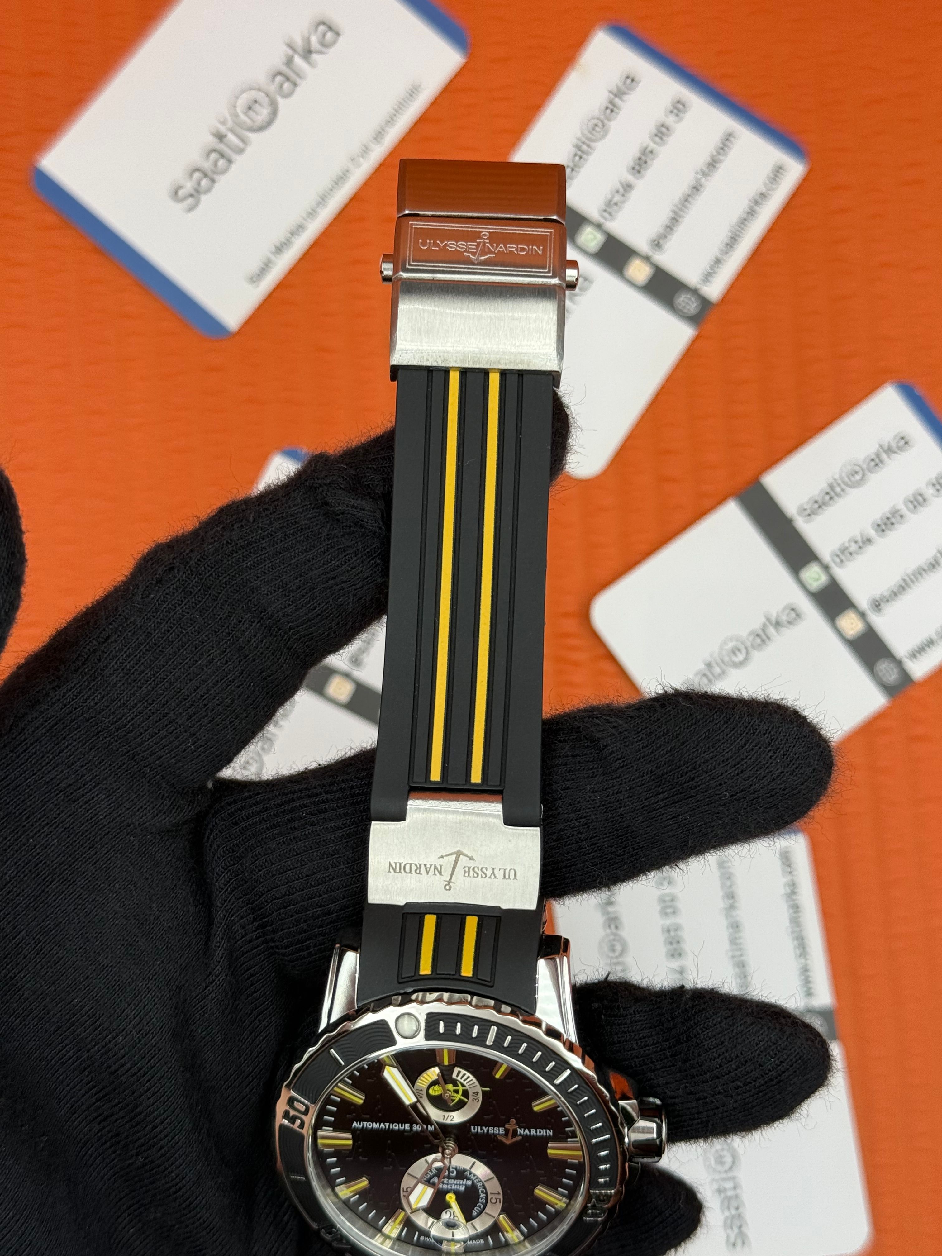 ULYSSE NARDİN MAXİ MARİNE CHRONOMETER SİYAH KORDON SARI DETAYLI