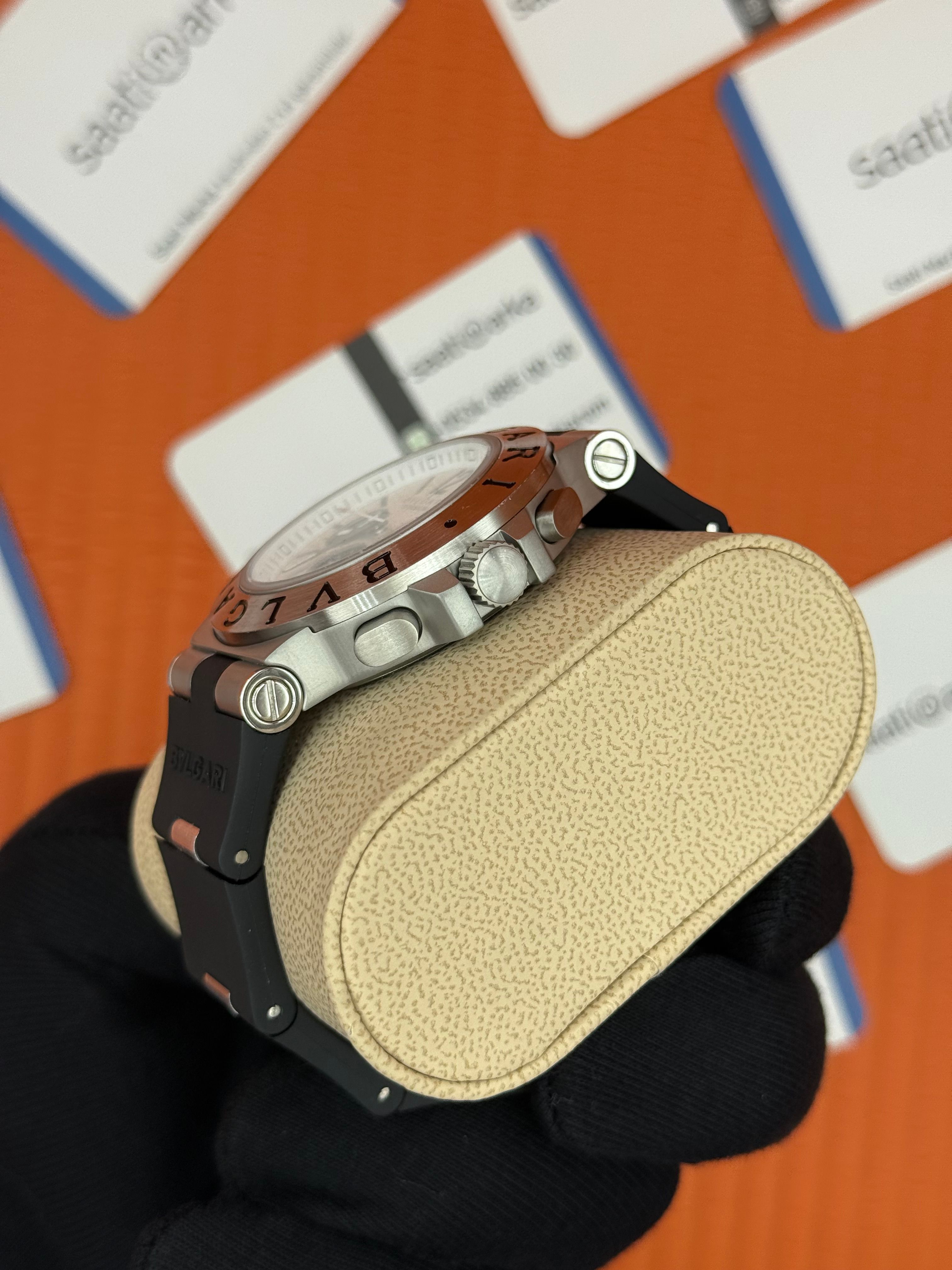 BVLGARI 103722 Aluminium kasa kauçuk siyah kordon erkek kol saati