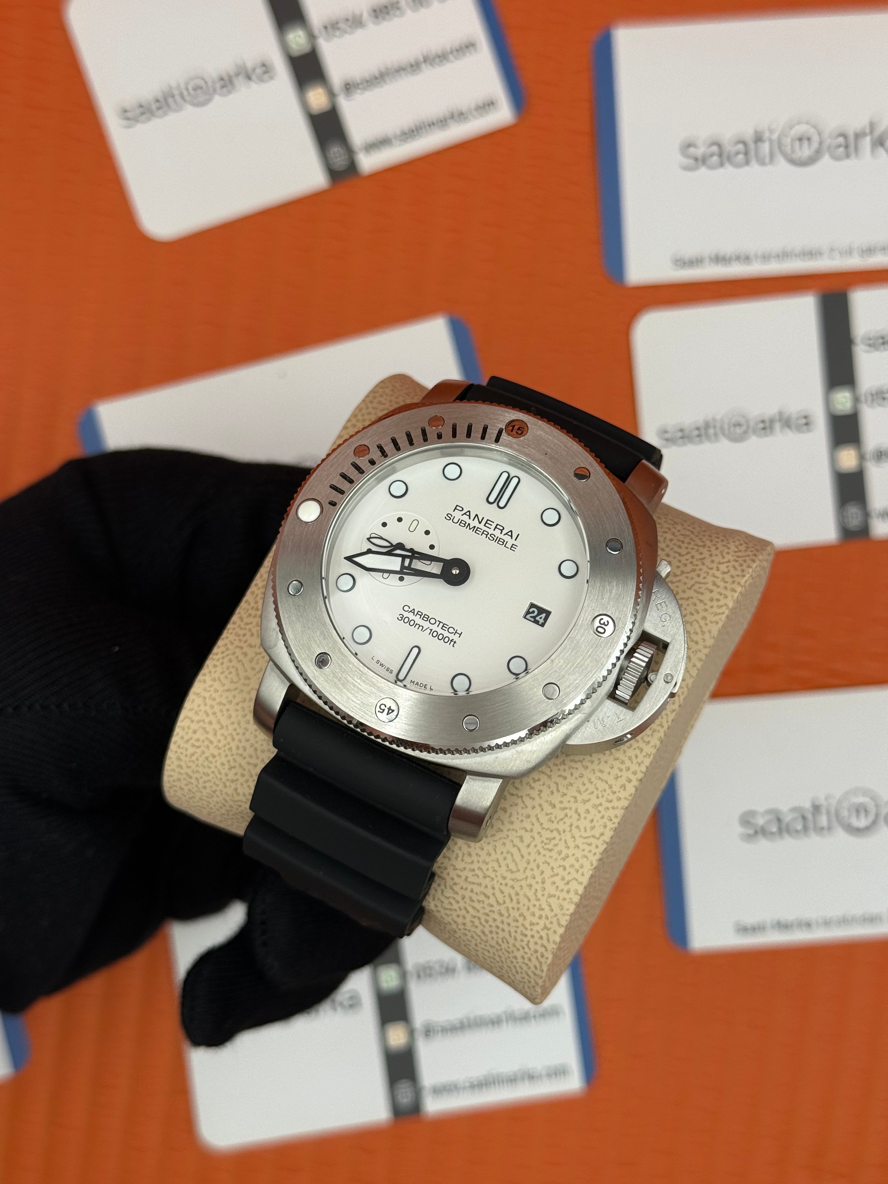 PANERAI submerisible carbotec 300m siyah kauçuk kordon beyaz kadran silver kasa 