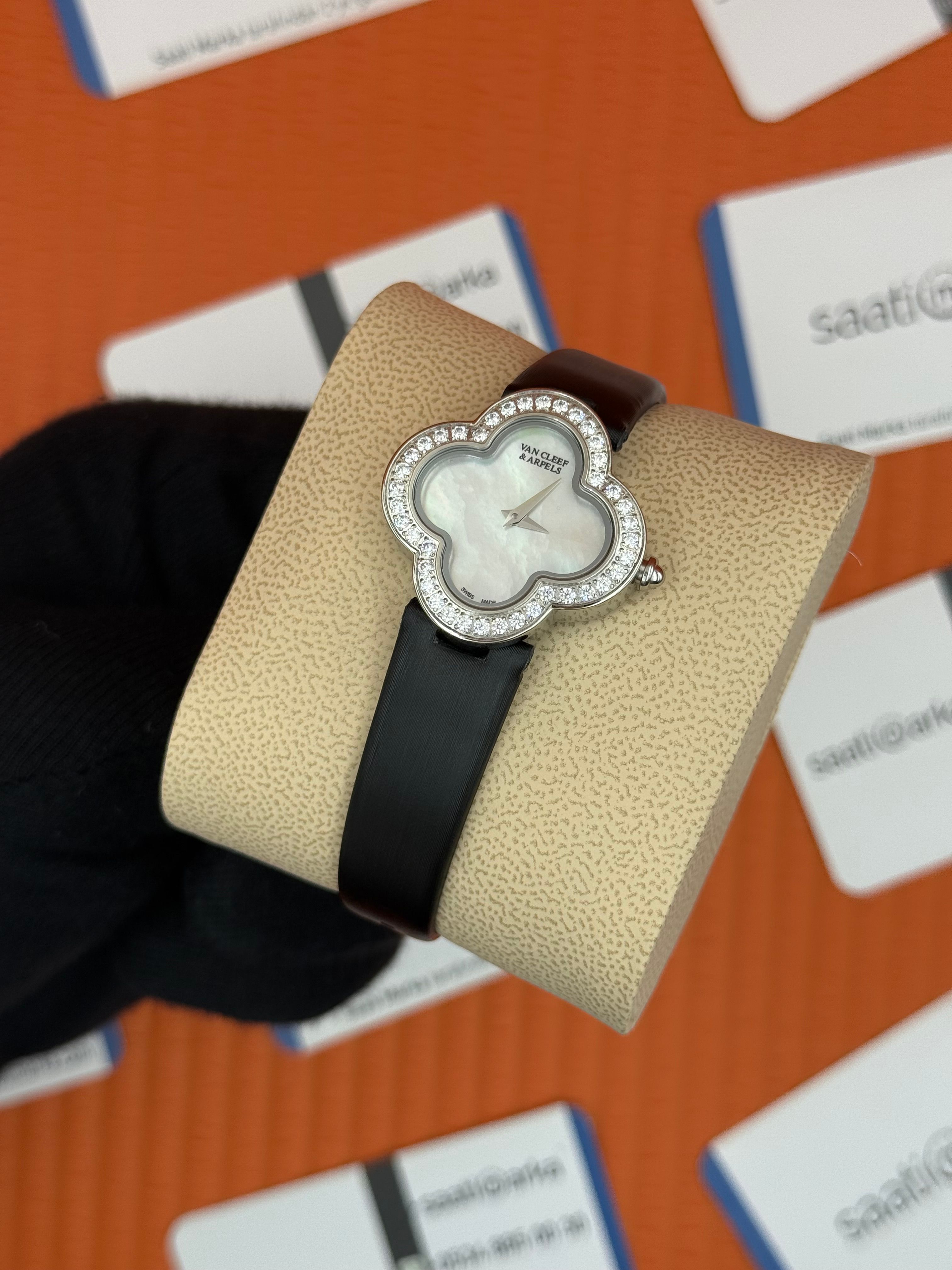 VAN CLEEF beyaz kadran siyah deri kordon taşlı bezel kadın kol saati