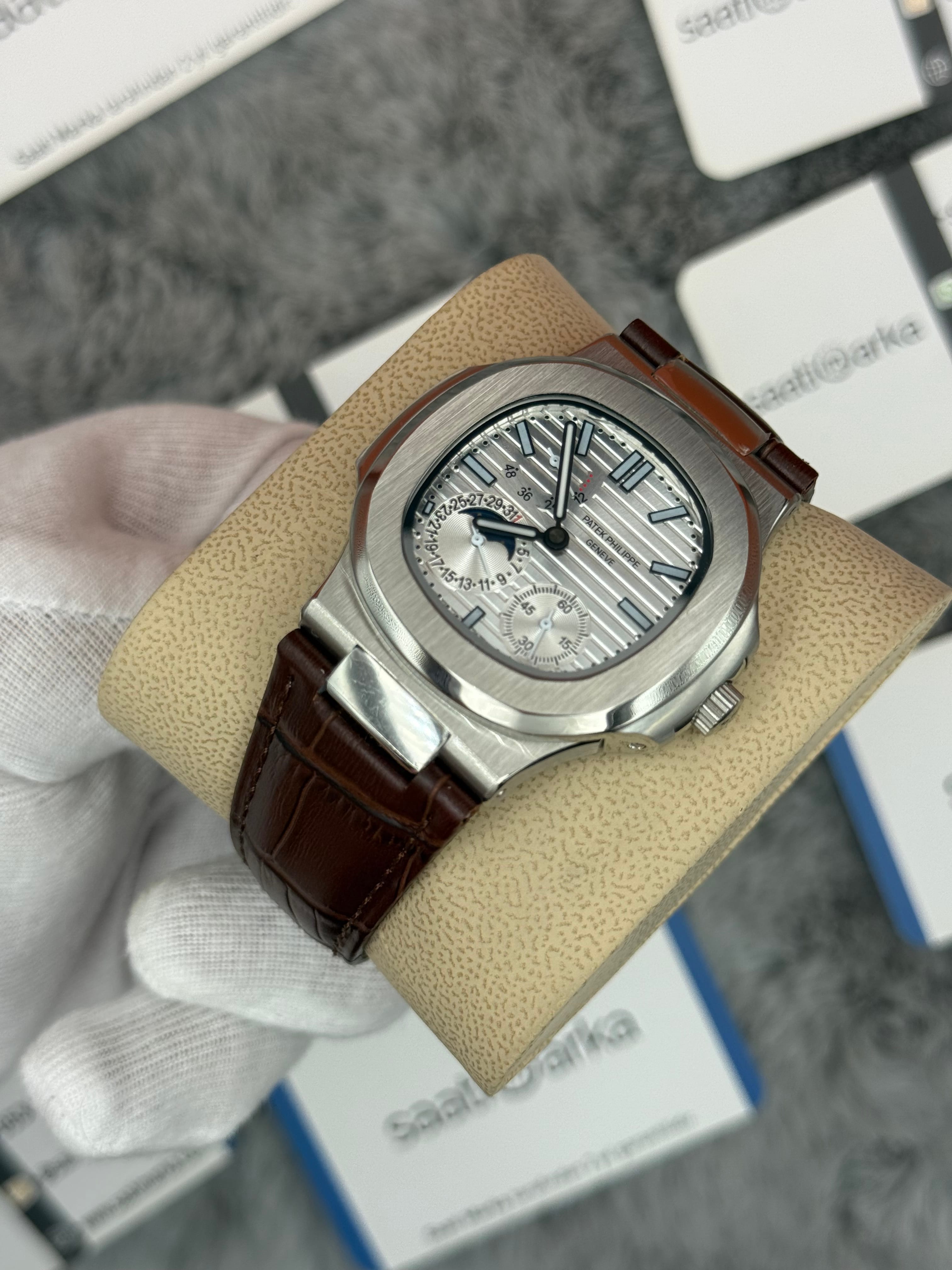 PATEK PHİLİPPE nautiilus moontphase 5712 beyaz kadran kahverengi deri kordon silver kasa 40mm erkek kol saati