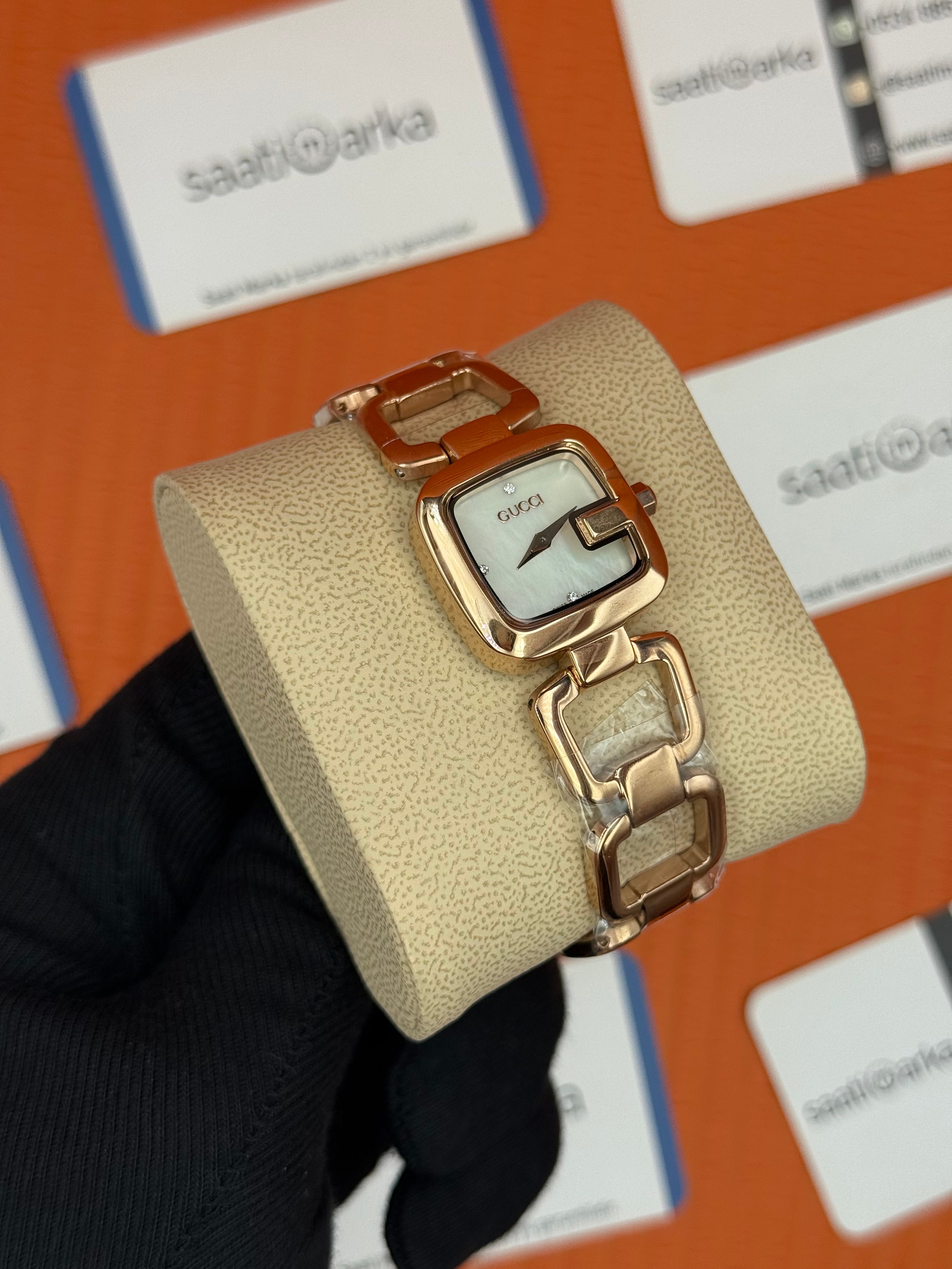 GUCCI YA125513 beyaz kadran rose kasa kordon kadın kol saati