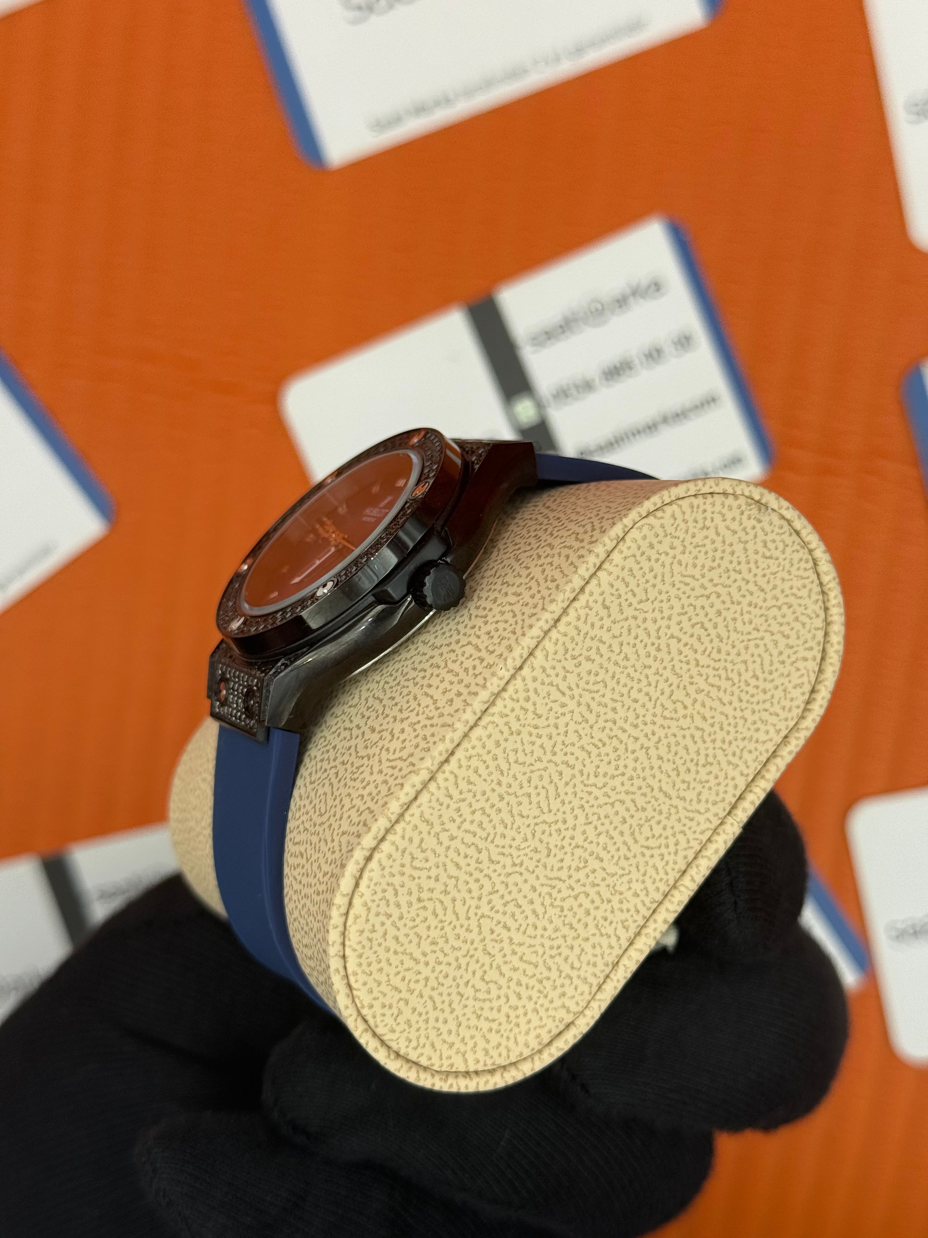 HUBLOT taşlı bezel siyah kasa mavi kadran mavi kauçuk kordon kadın kol saati