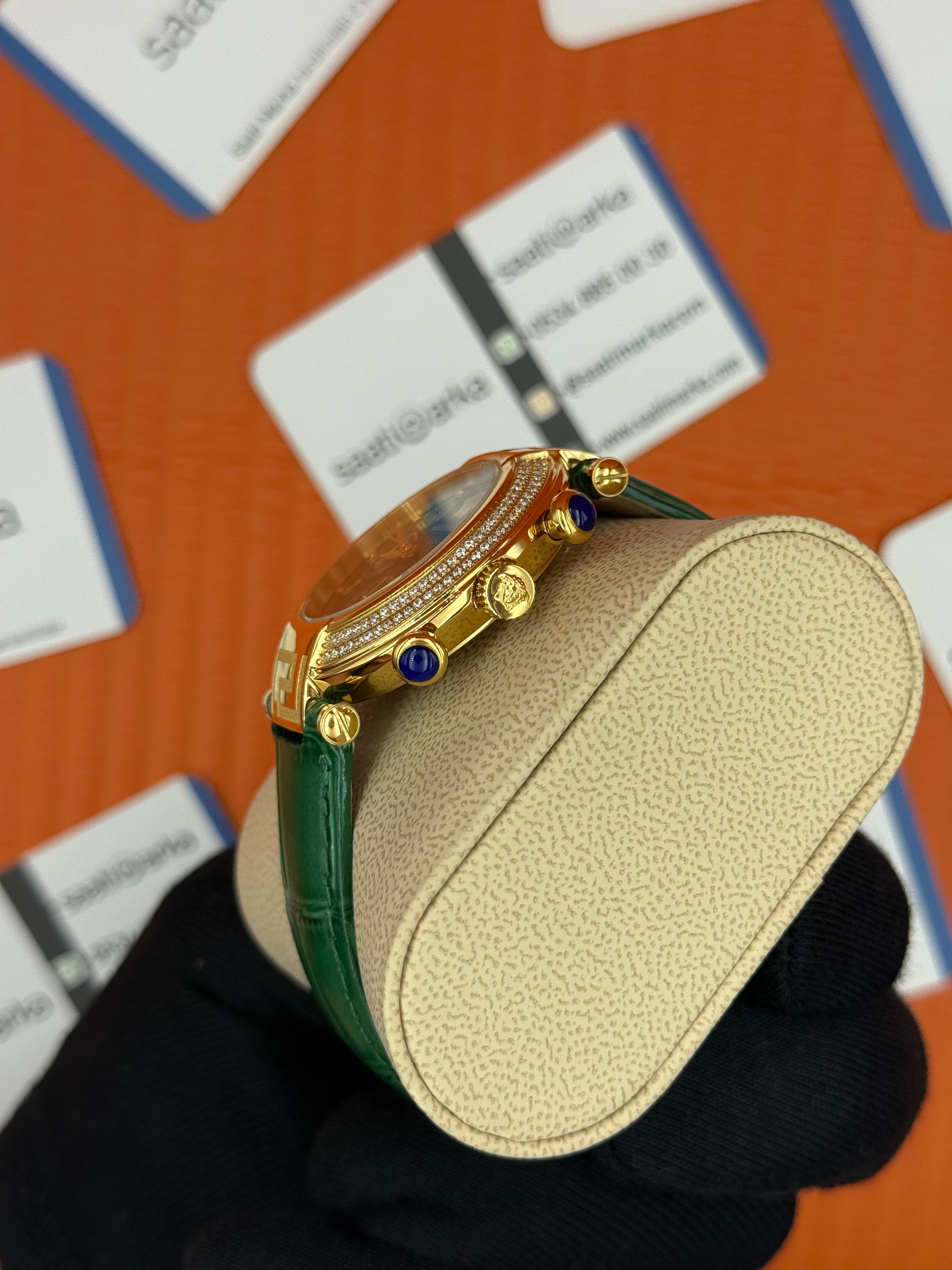 VERSACE taşlı bezel yeşil kadran yeşil deri kordon gold kasa kadın kol saati