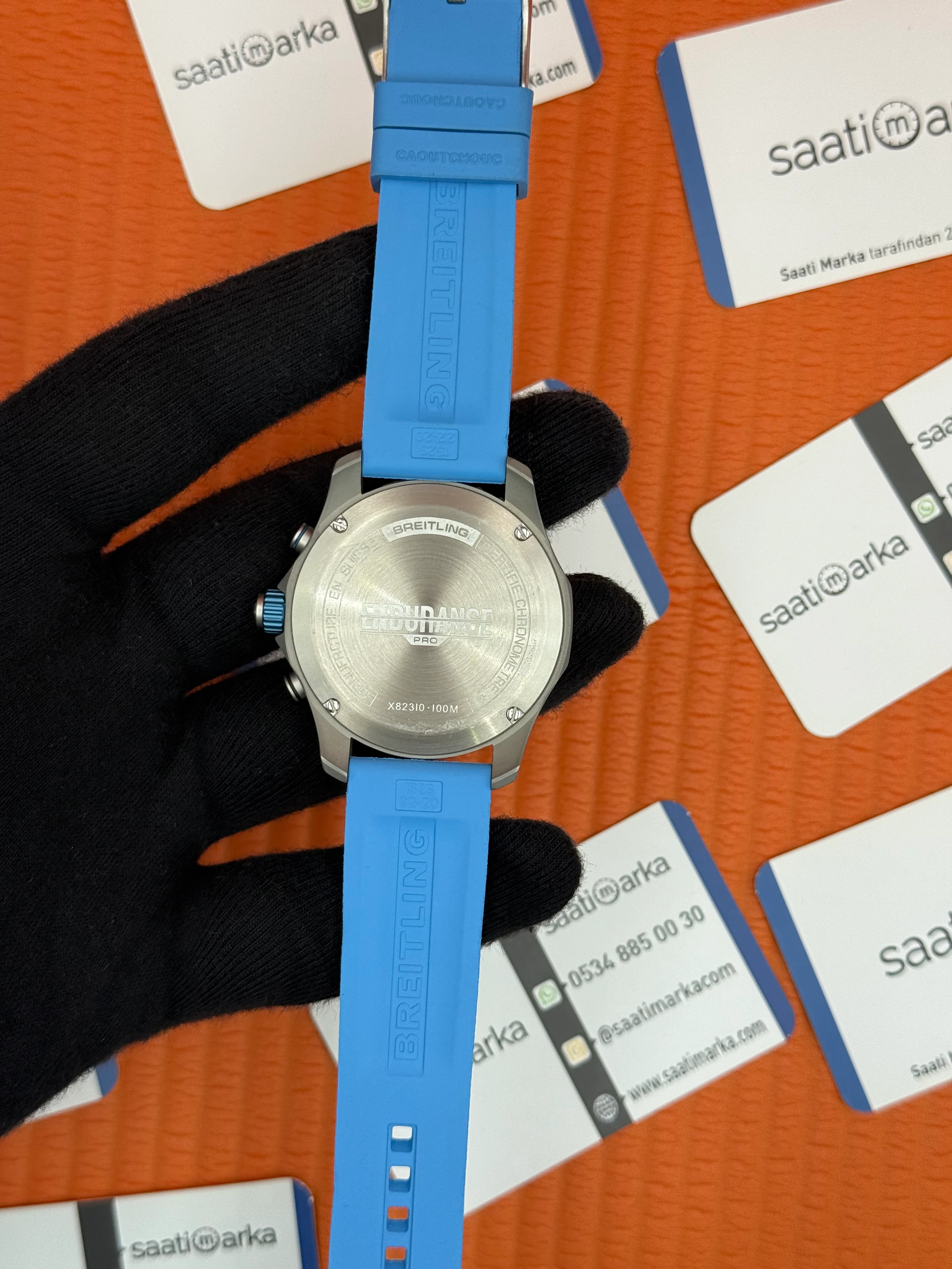 BREITLING Endurance mavi kauçuk kordon siyah kadran çelik kasa