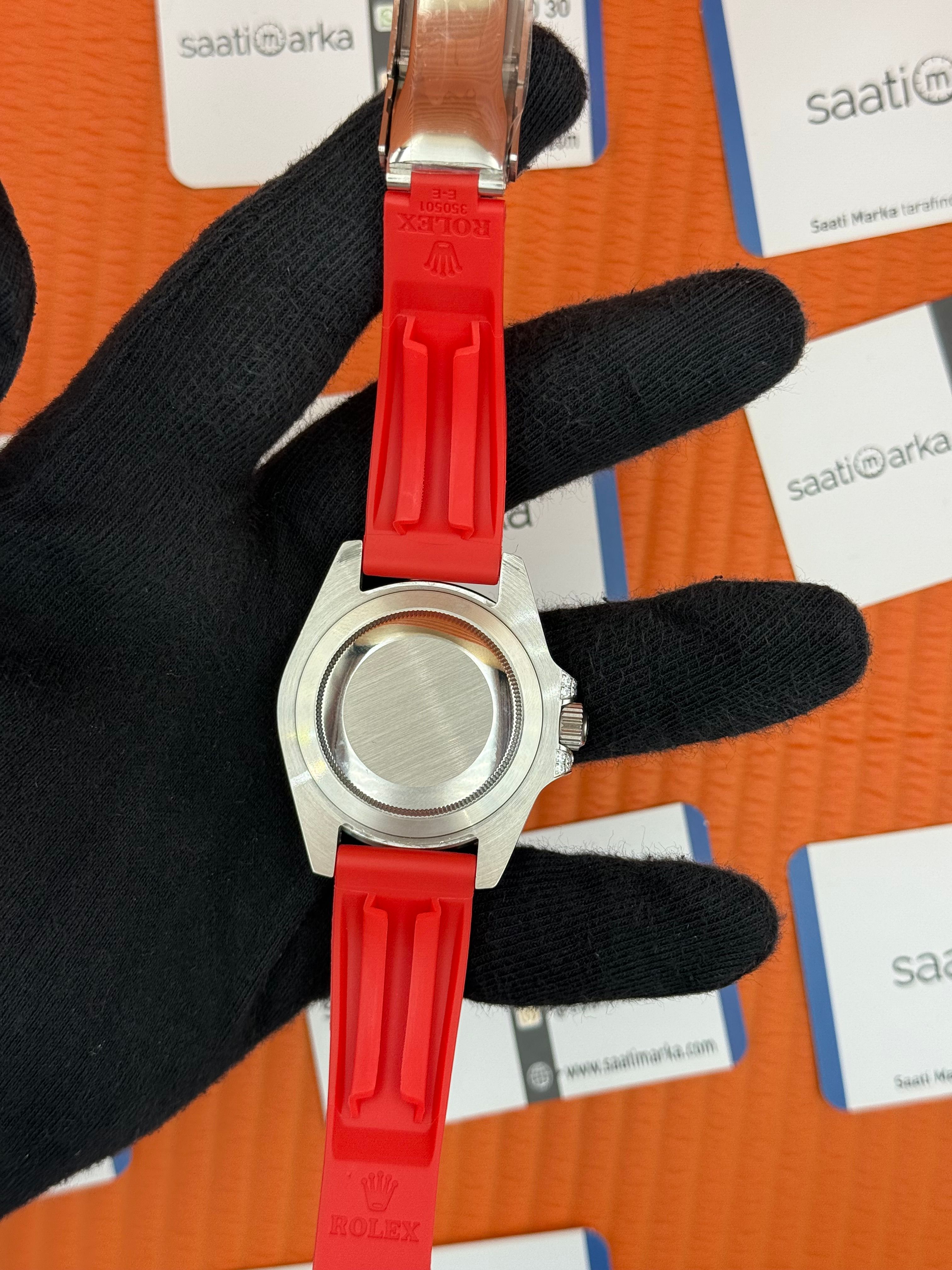ROLEX GMT Master taşlı bezel siyah kadran kırmızı kauçuk kordon