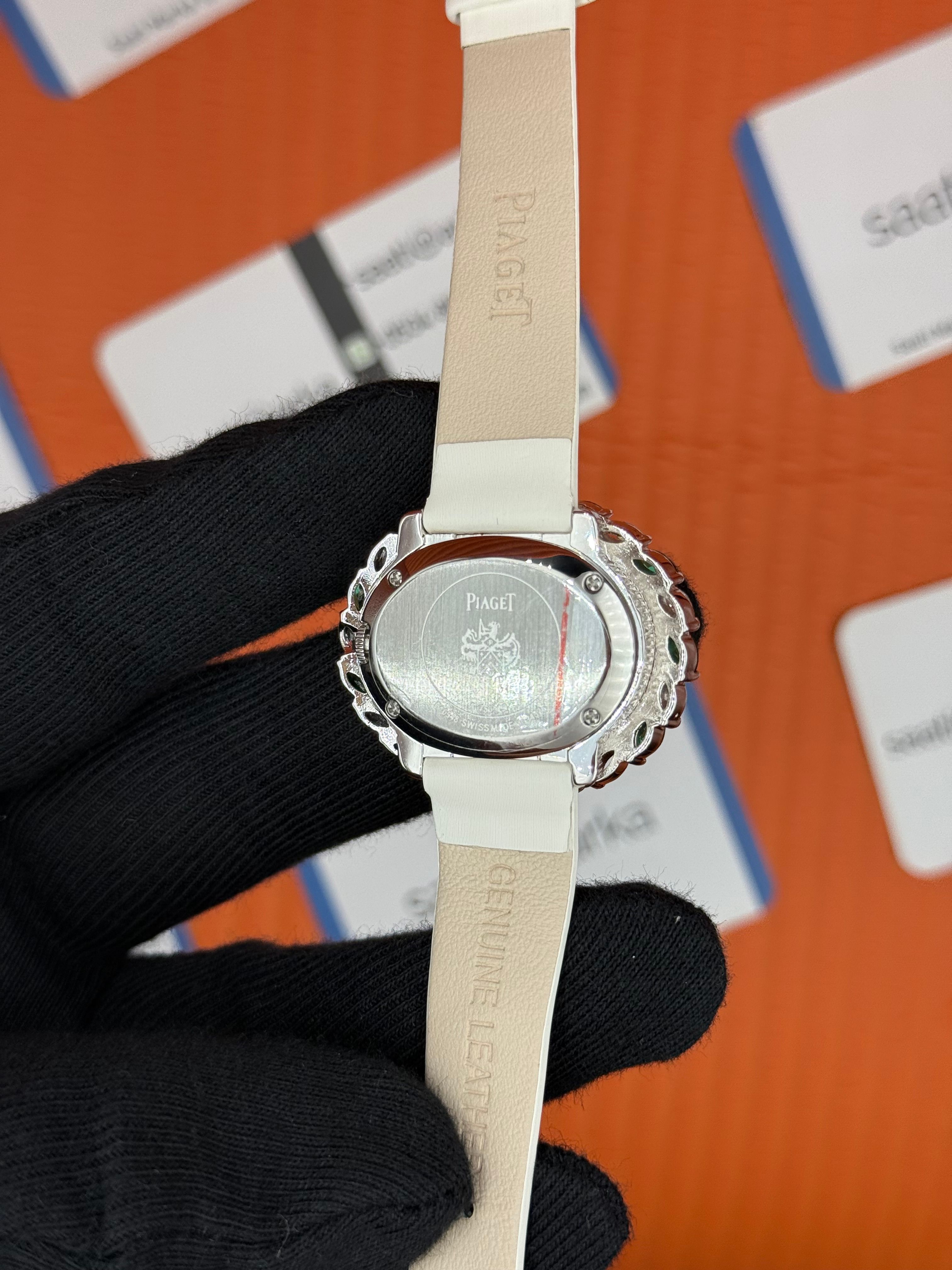 PIAGET taşlı bezel yeşil kadran beyaz deri kordon