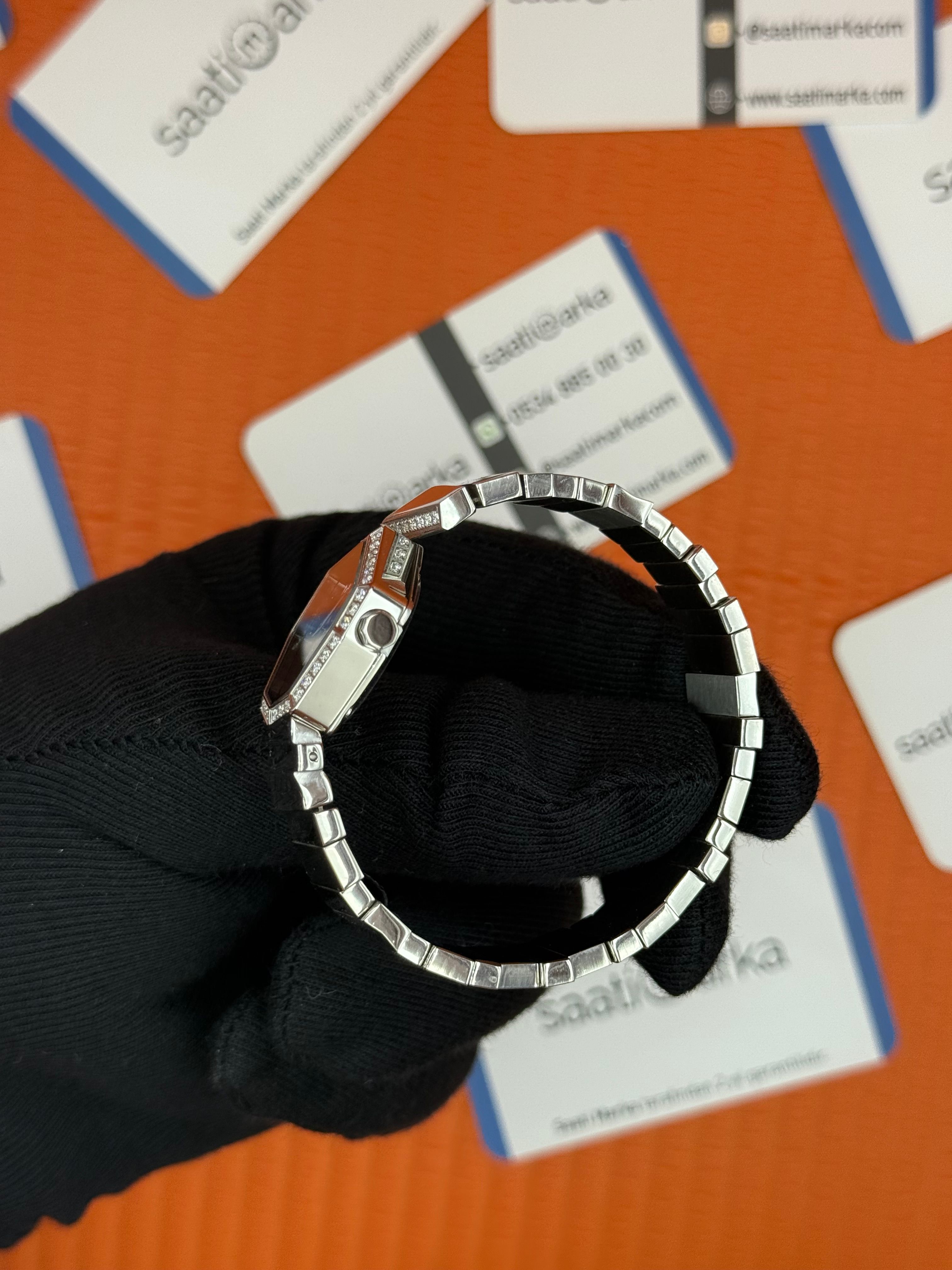 DİOR taşlı bezel siyah kadran silver kasa kordon kadı  kol saati