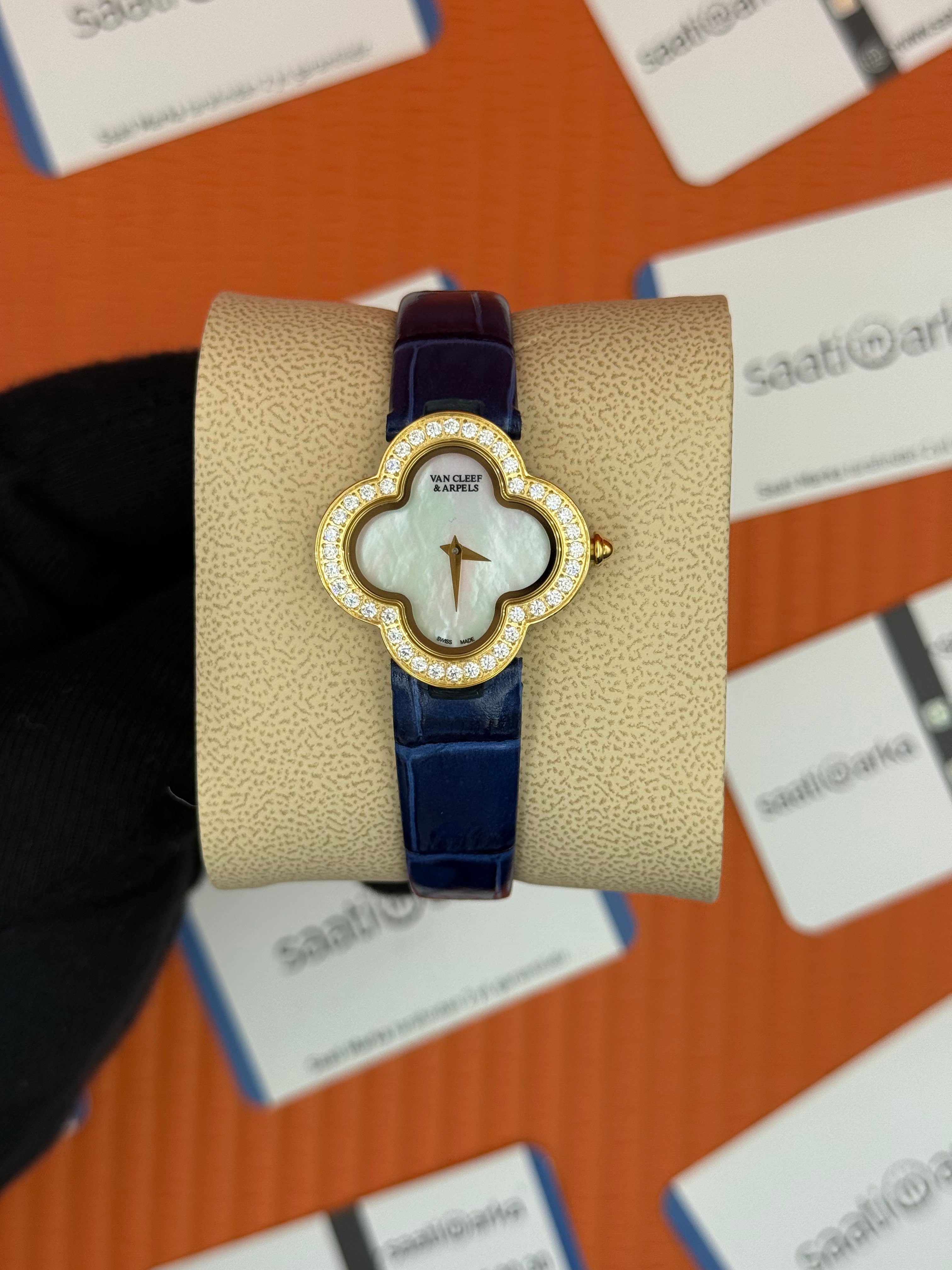 VAN CLEEF beyaz kadran lacivert deri kordon gold kasa taşlı bezel kadın kol saati