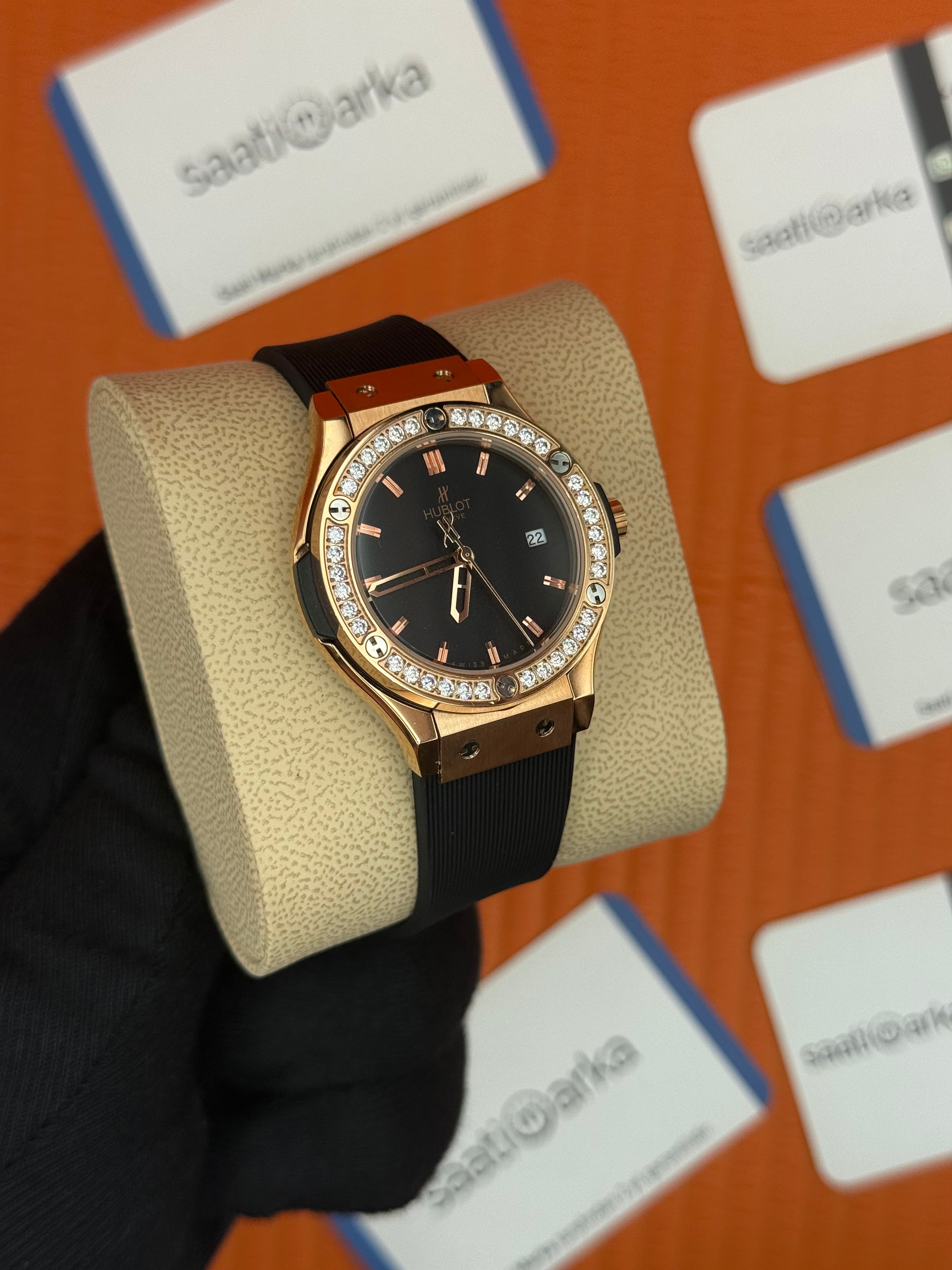 HUBLOT taşlı bezel rose kasa siyah kadran siyah kauçuk kordon kadın kol saati