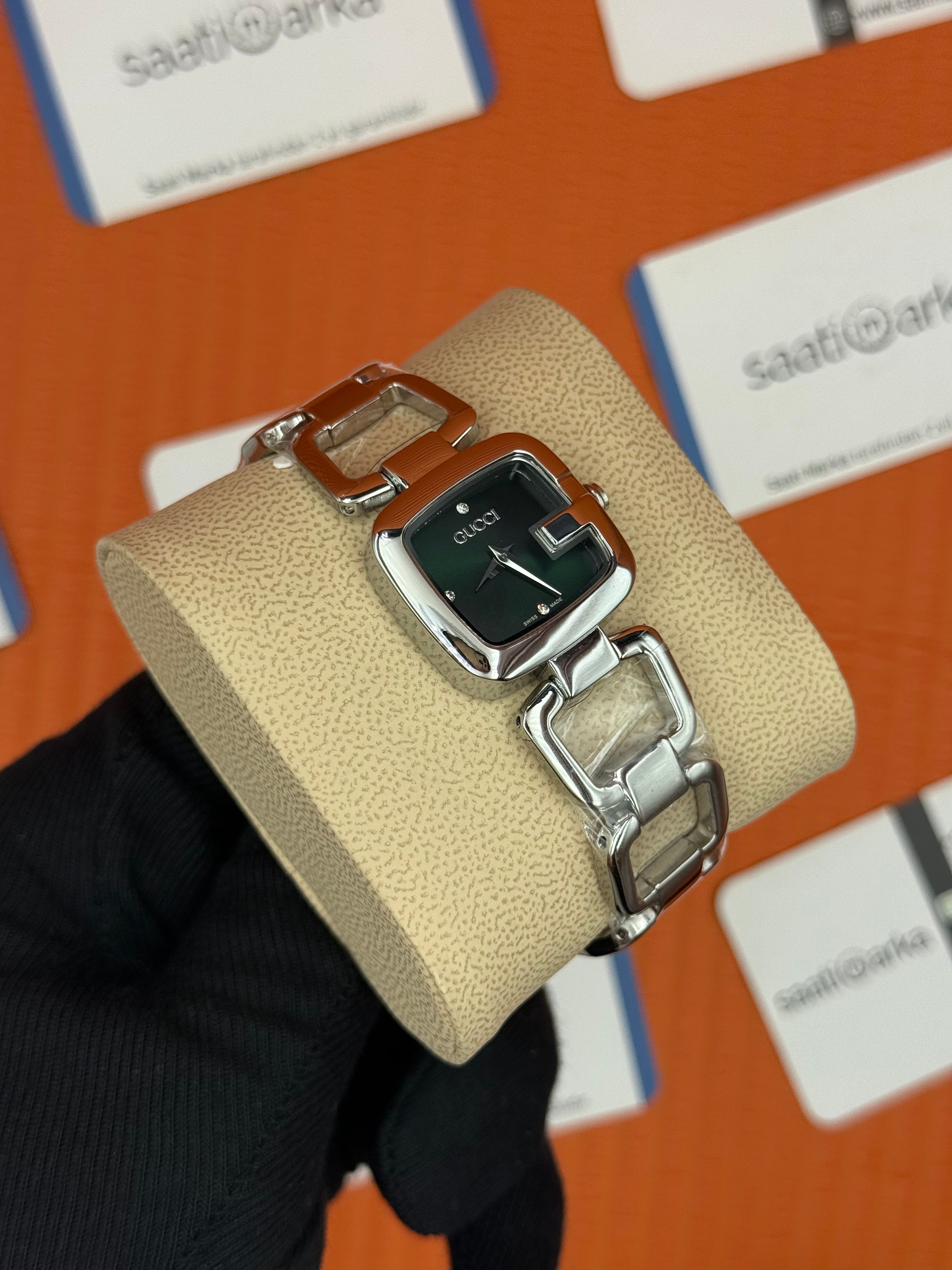 GUCCI YA125509 yeşil kadran silver kasa kordon kadın kol saati