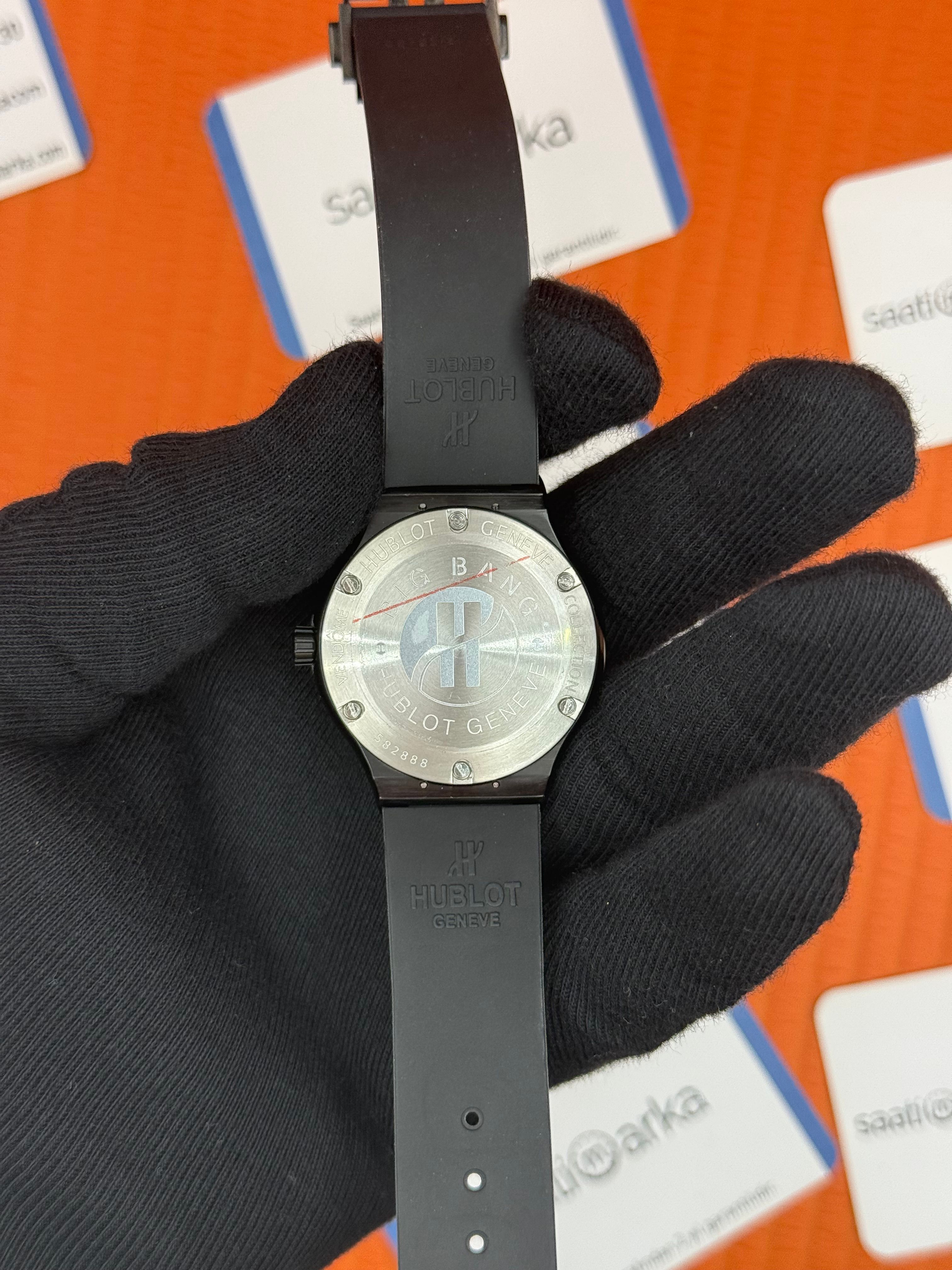 HUBLOT taşlı bezel siyah kasa siyah kadran siyah kauçuk kordon kadın kol saati