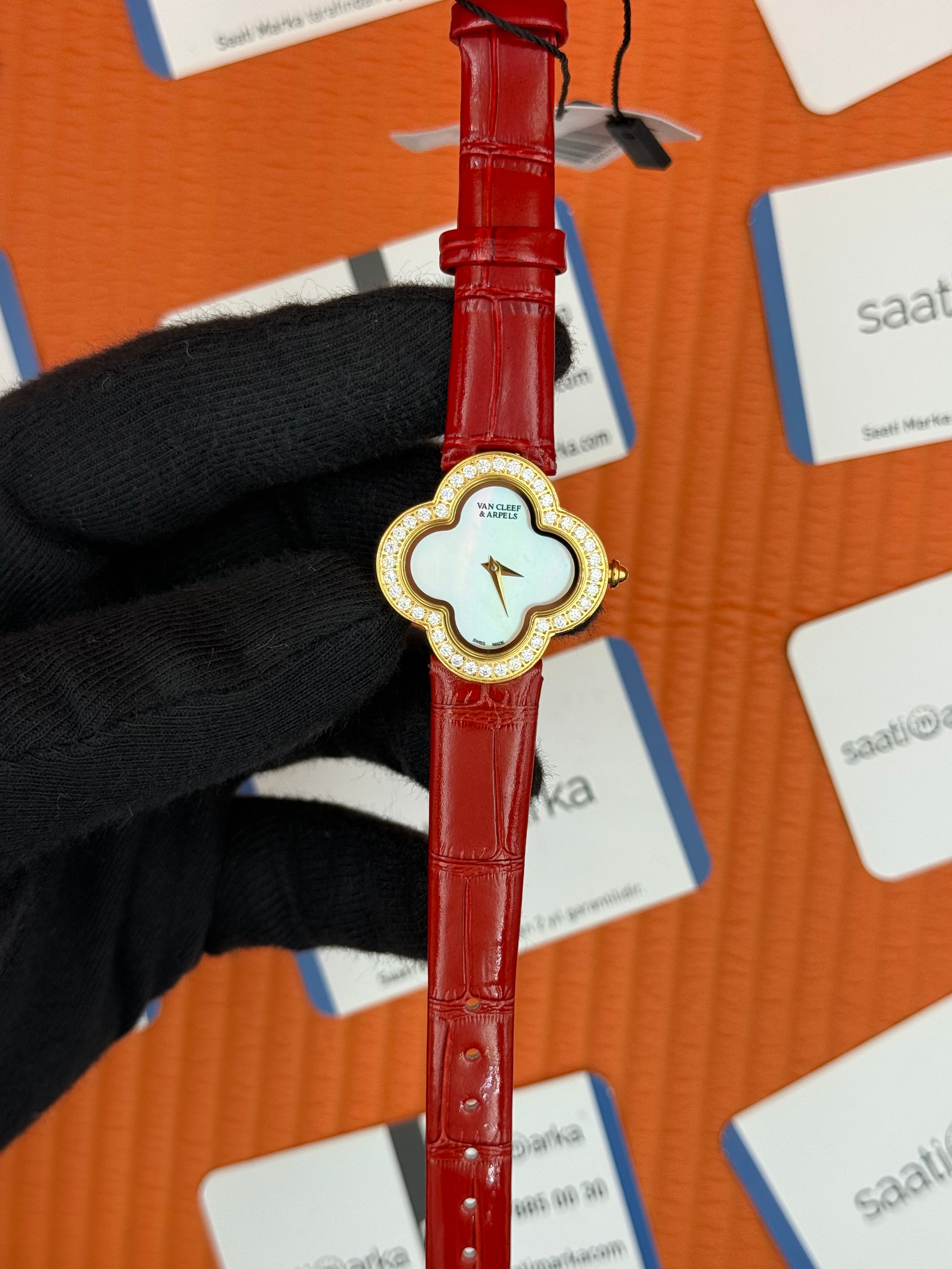 VAN CLEEF beyaz kadran kırmızı deri kordon gold kasa taşlı bezel kadın kol saati