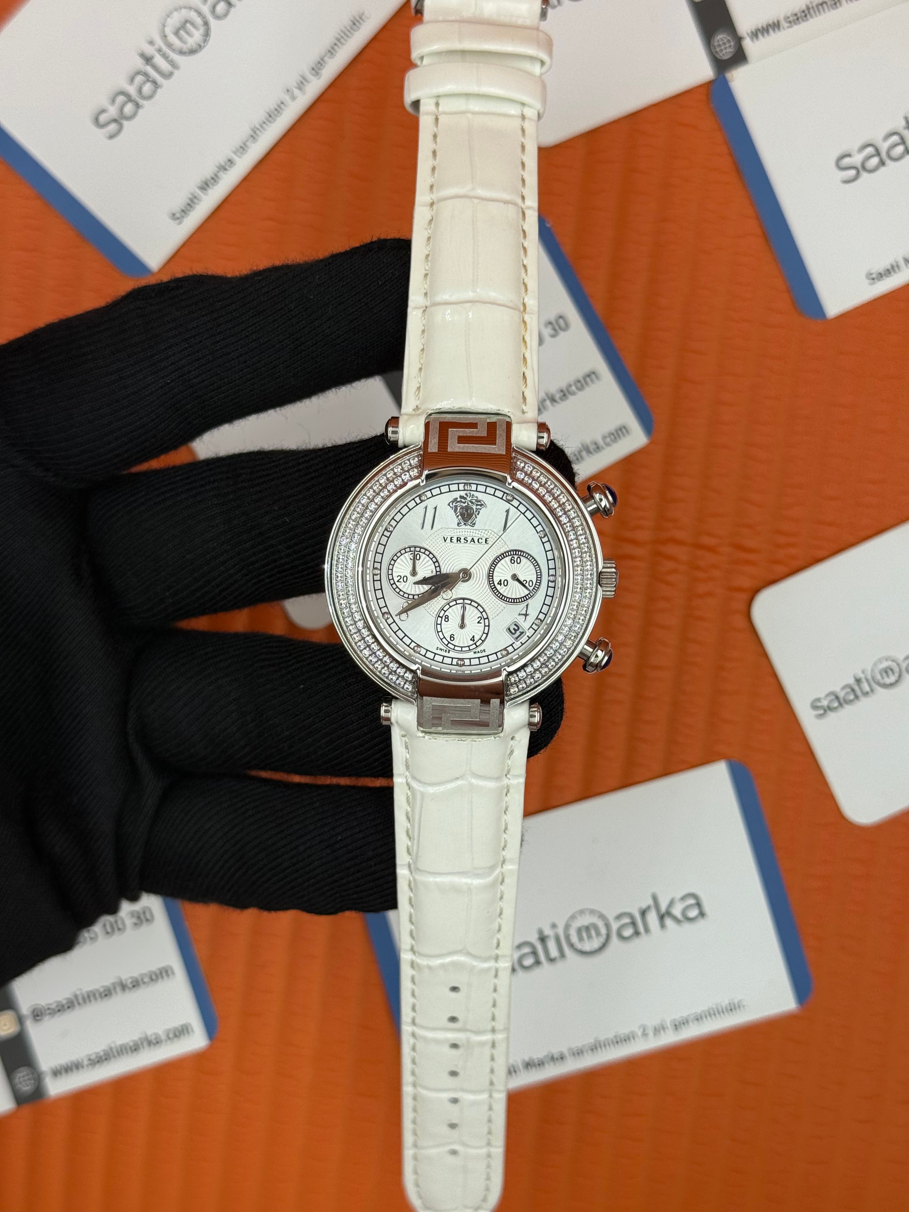 VERSACE taşlı bezel beyaz kadran beyaz deri kordon silver kasa kadın kol saati