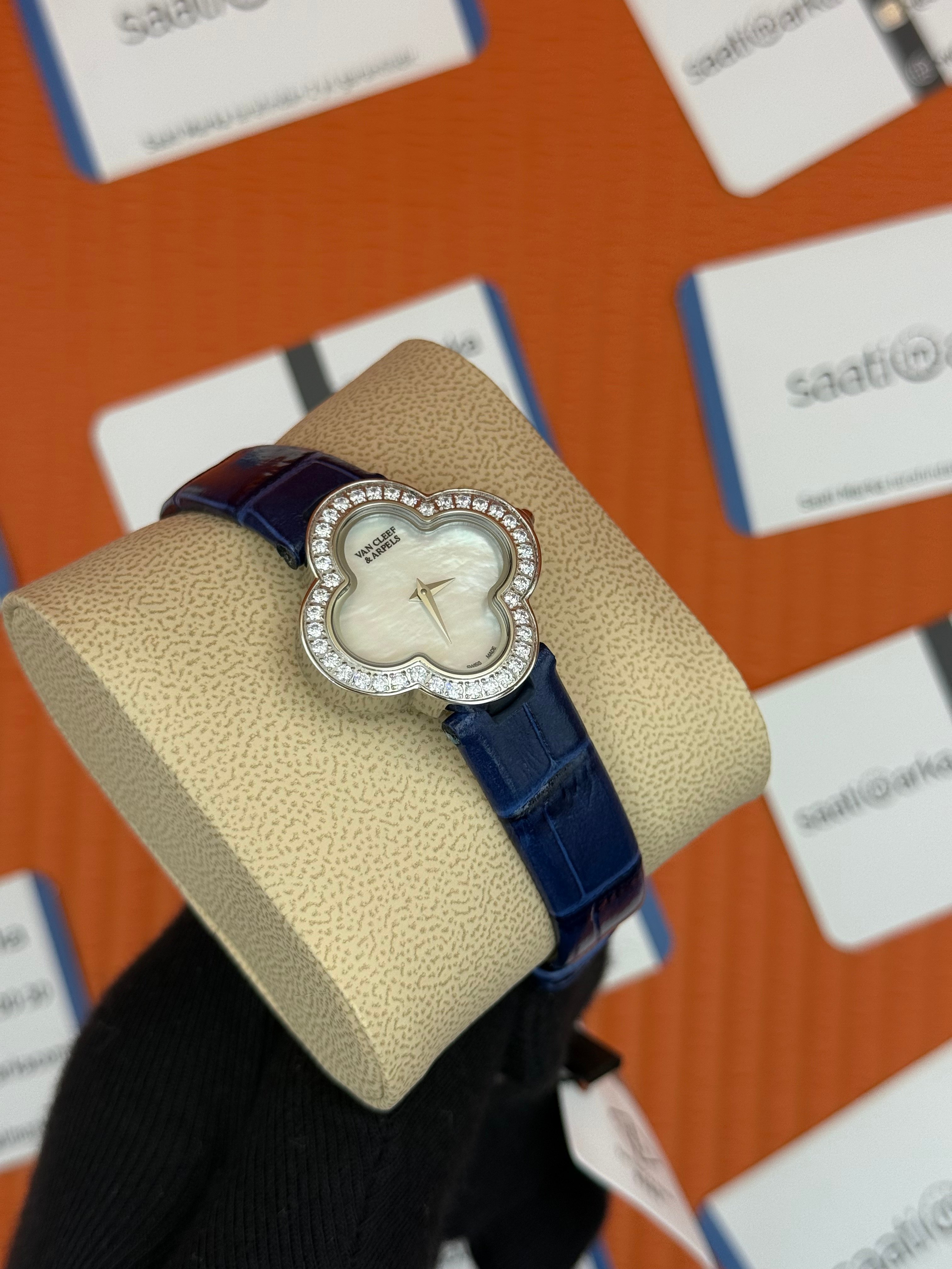 VAN CLEEF beyaz kadran lacivert deri kordon silver kasa taşlı bezel kadın kol saati