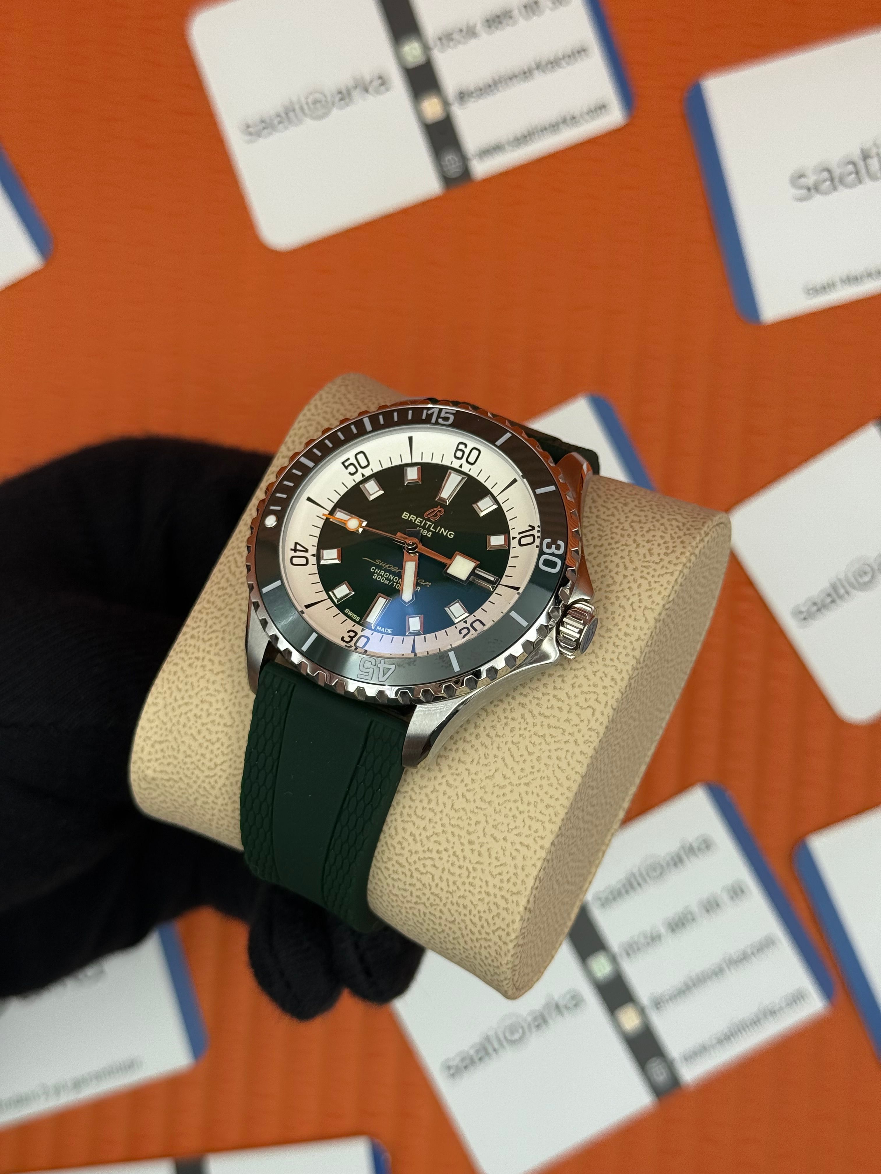 BREITLING Superocean yeşil kauçuk kordon yeşil kadran