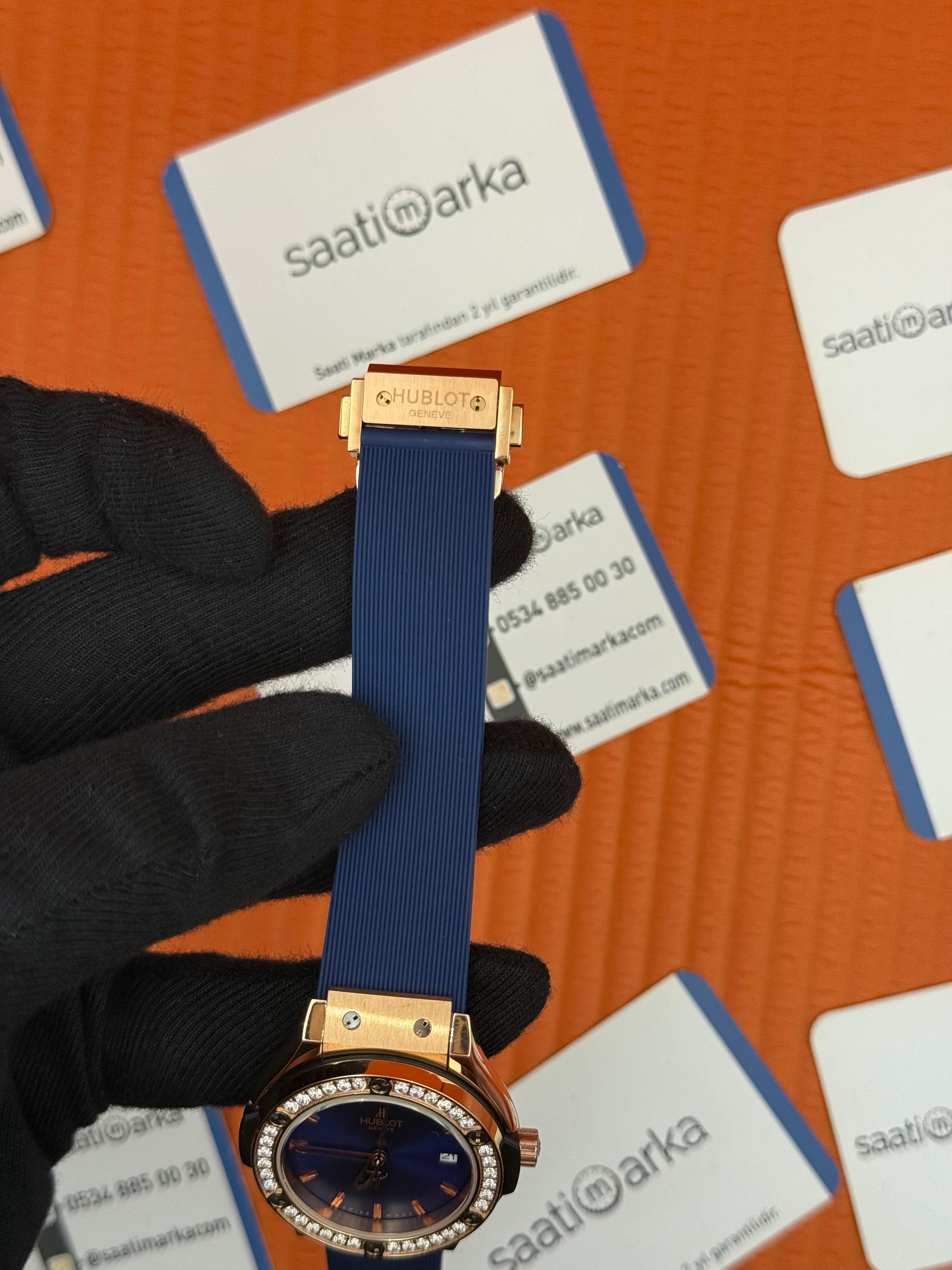HUBLOT taşlı bezel rose kasa mavi kadran mavi kauçuk kordon kadın kol saati
