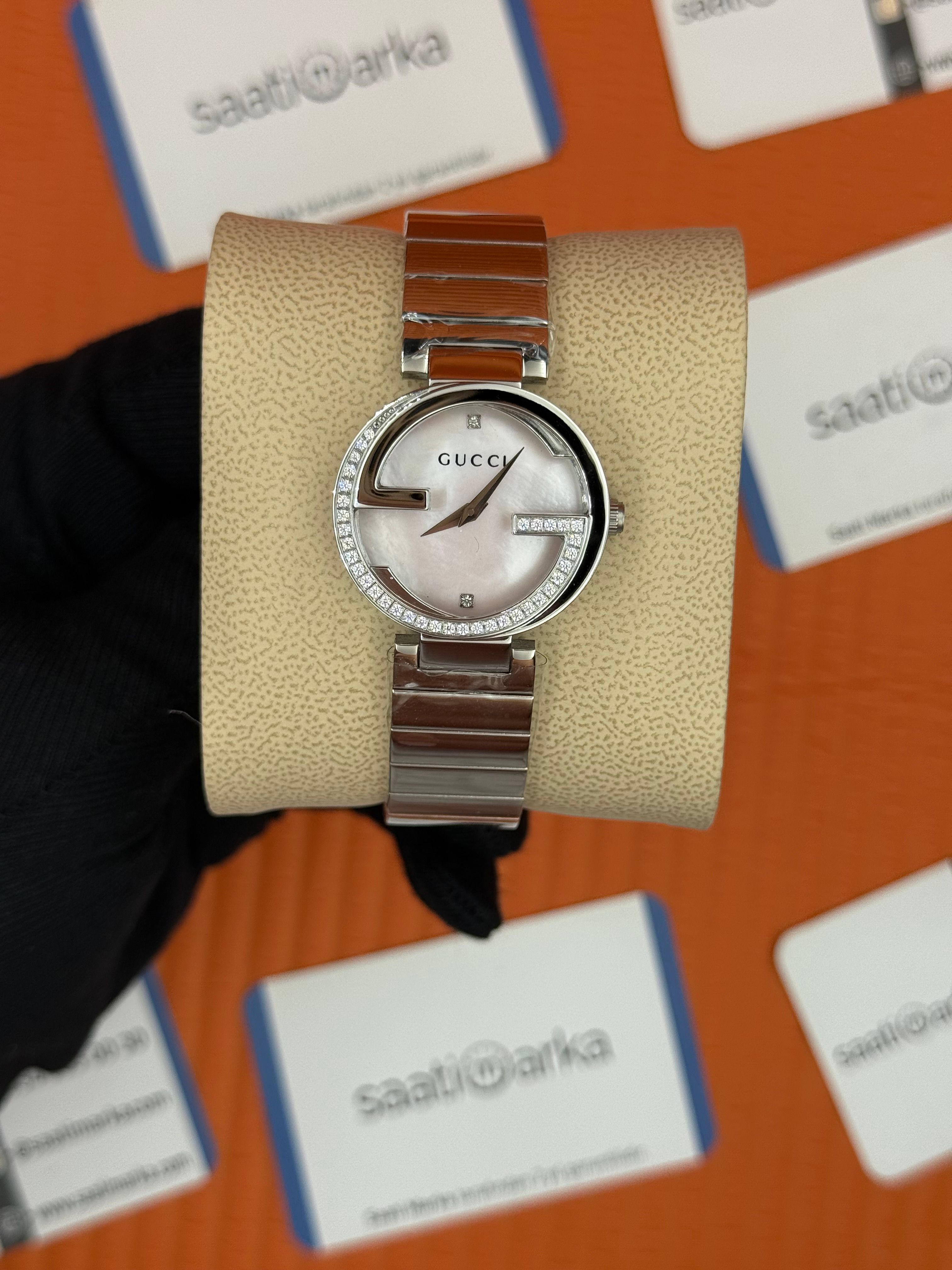 GUCCI sedefli beyaz kadran silver kordon 