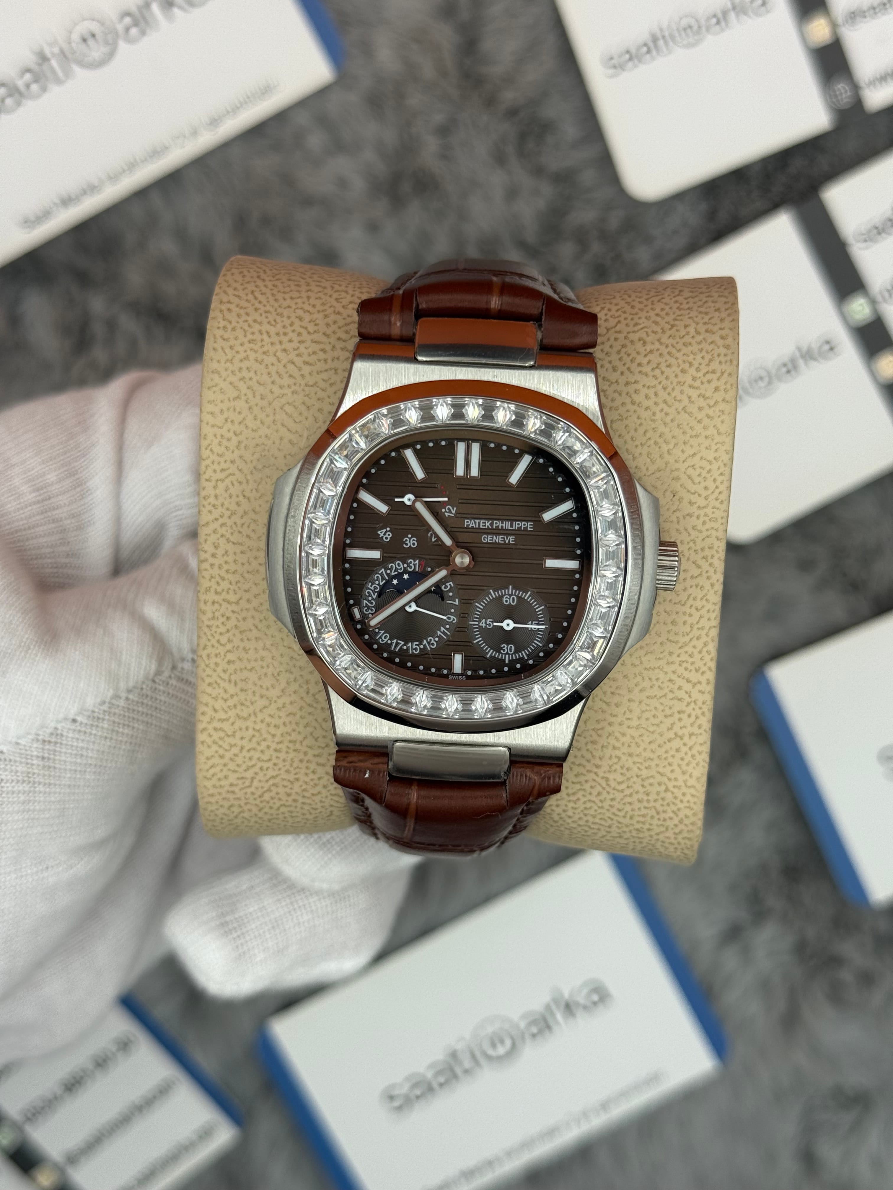 PATEK PHİLİPPE nautilus moontphase 5712 taşlı bezel kahverengi kadran kahverengi deri kordon silver kasa 40mm erkek kol saati