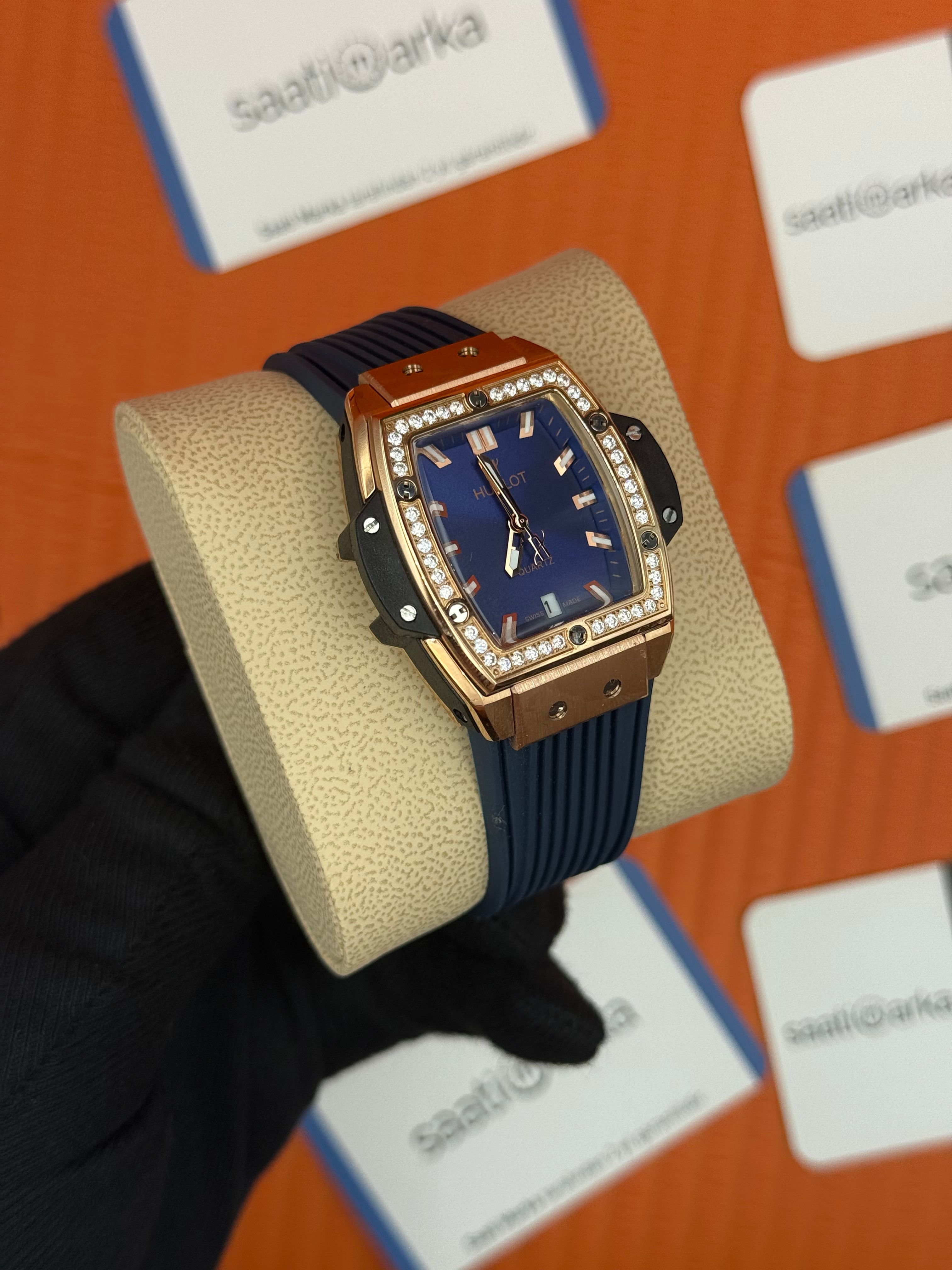 HUBLOT taşlı bezel rose kasa mavi kadran mavi kauçuk kordon kadın kol saati