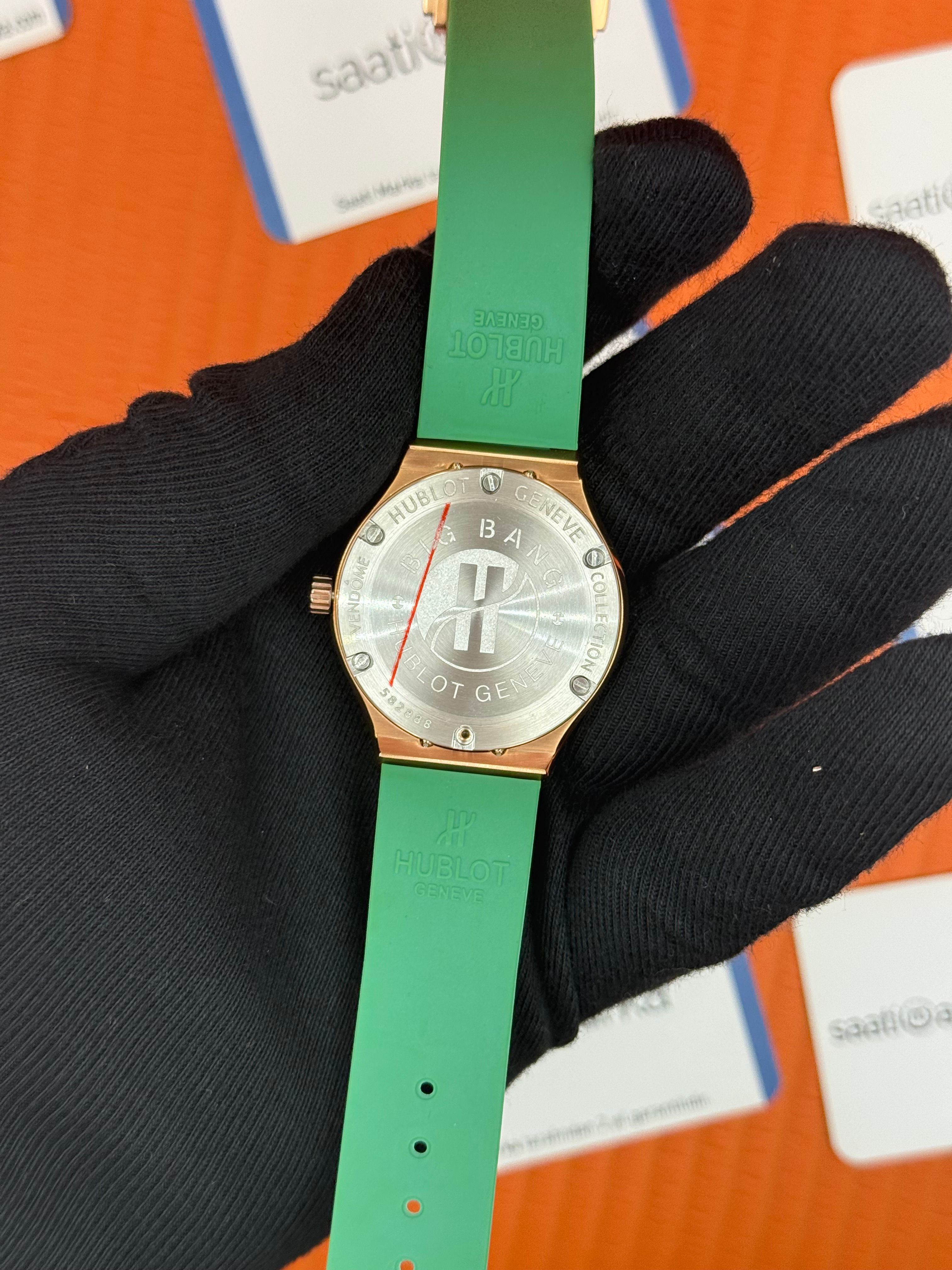 HUBLOT taşlı bezel rose kasa yeşil kadran yeşil kauçuk kordon kadın kol saati