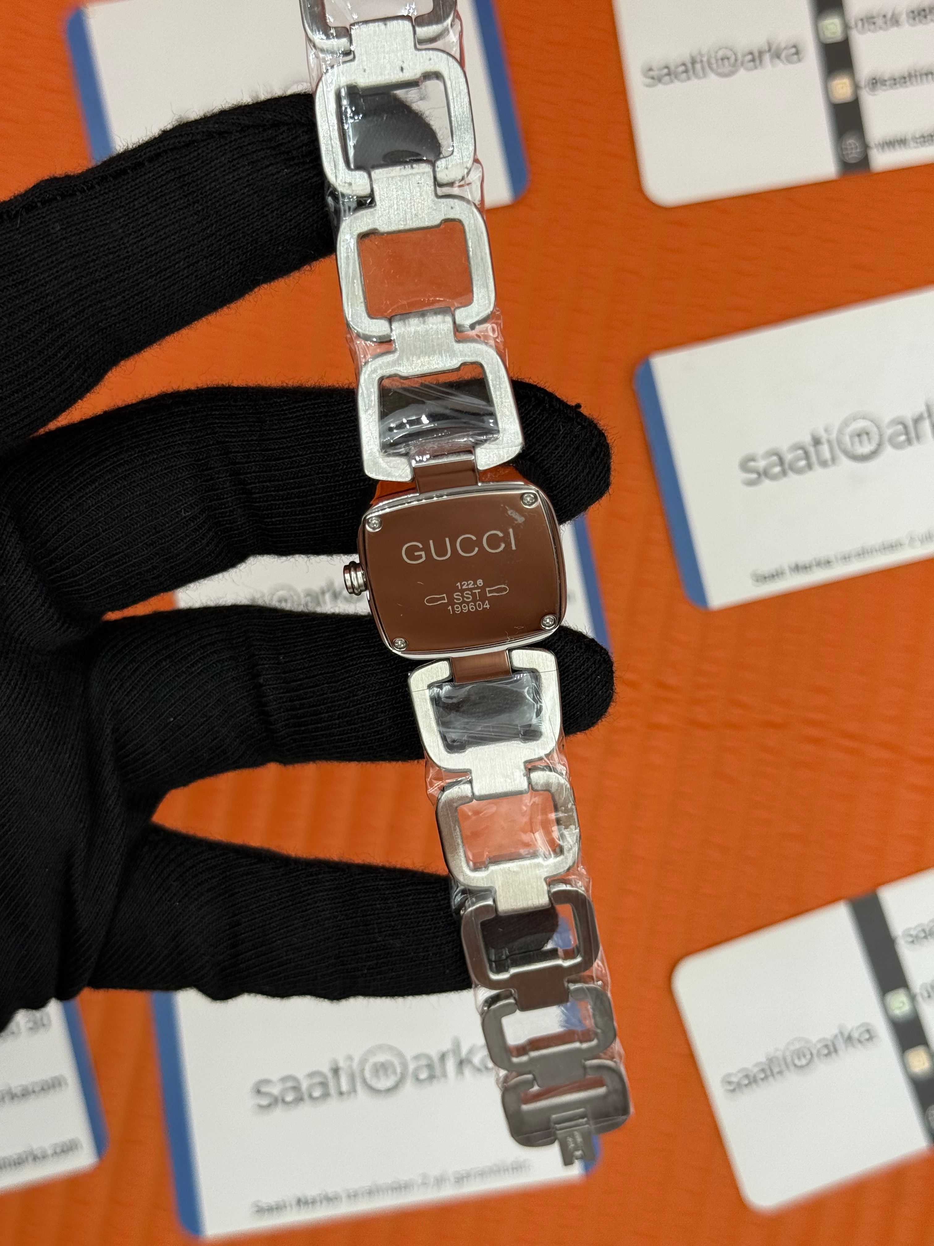 GUCCI YA125509 yeşil kadran silver kasa kordon kadın kol saati