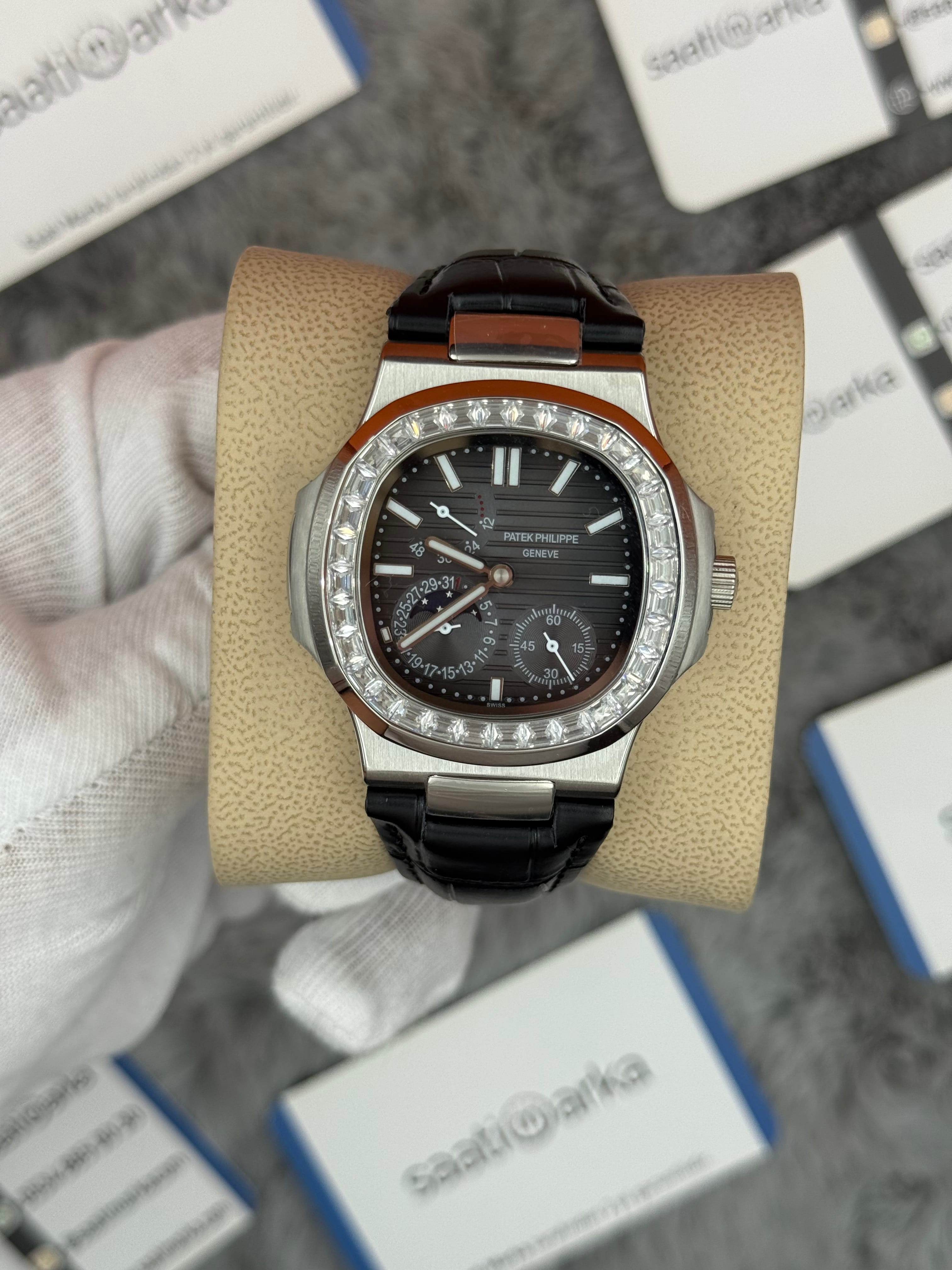 PATEK PHİLİPPE nautilus moontphase 5712 taşlı bezel gri kadran siyah deri kordon silver kasa 40mm erkek kol saati