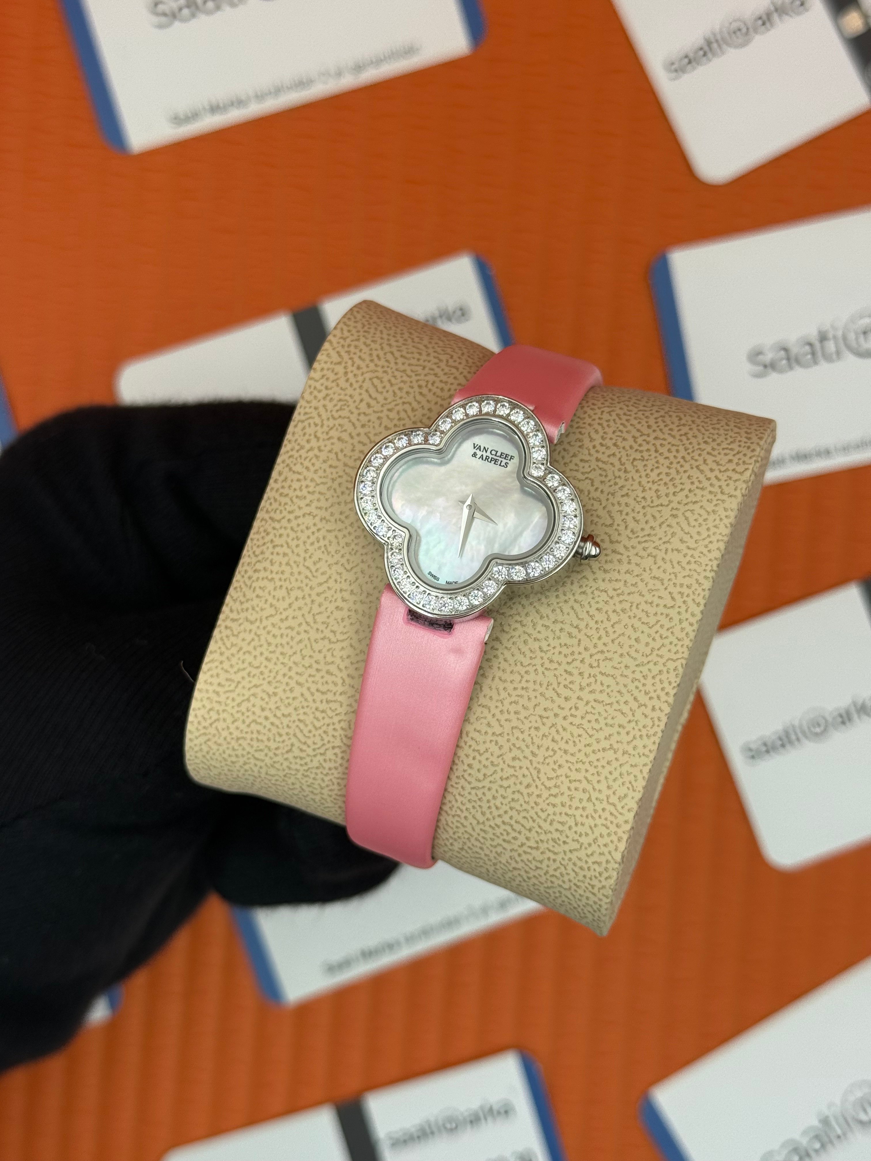 VAN CLEEF beyaz kadran pembe deri kordon taşlı bezel kadın kol saati