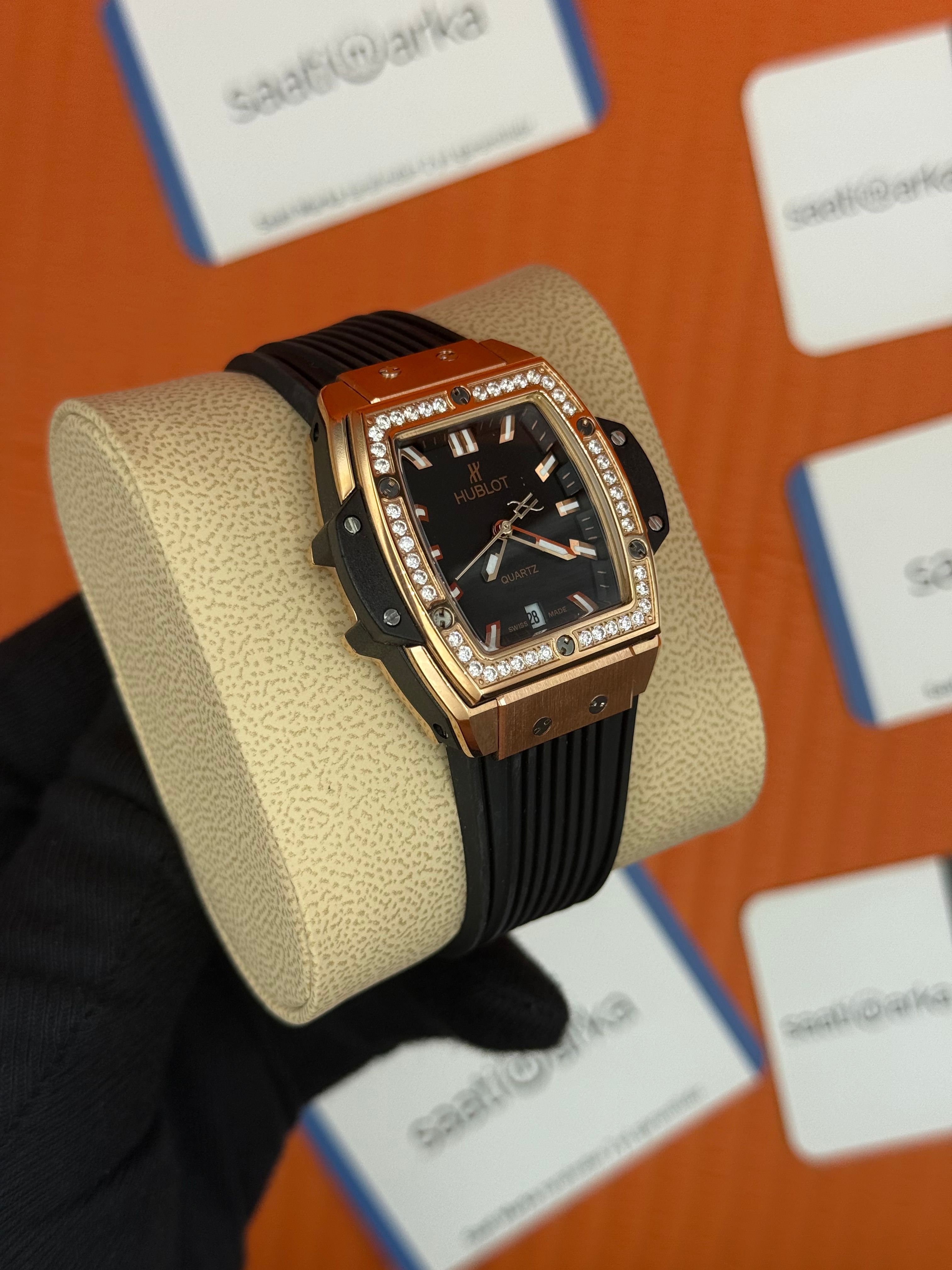 HUBLOT taşlı bezel rose kasa siyah kadran siyah kauçuk kordon kadın kol saati