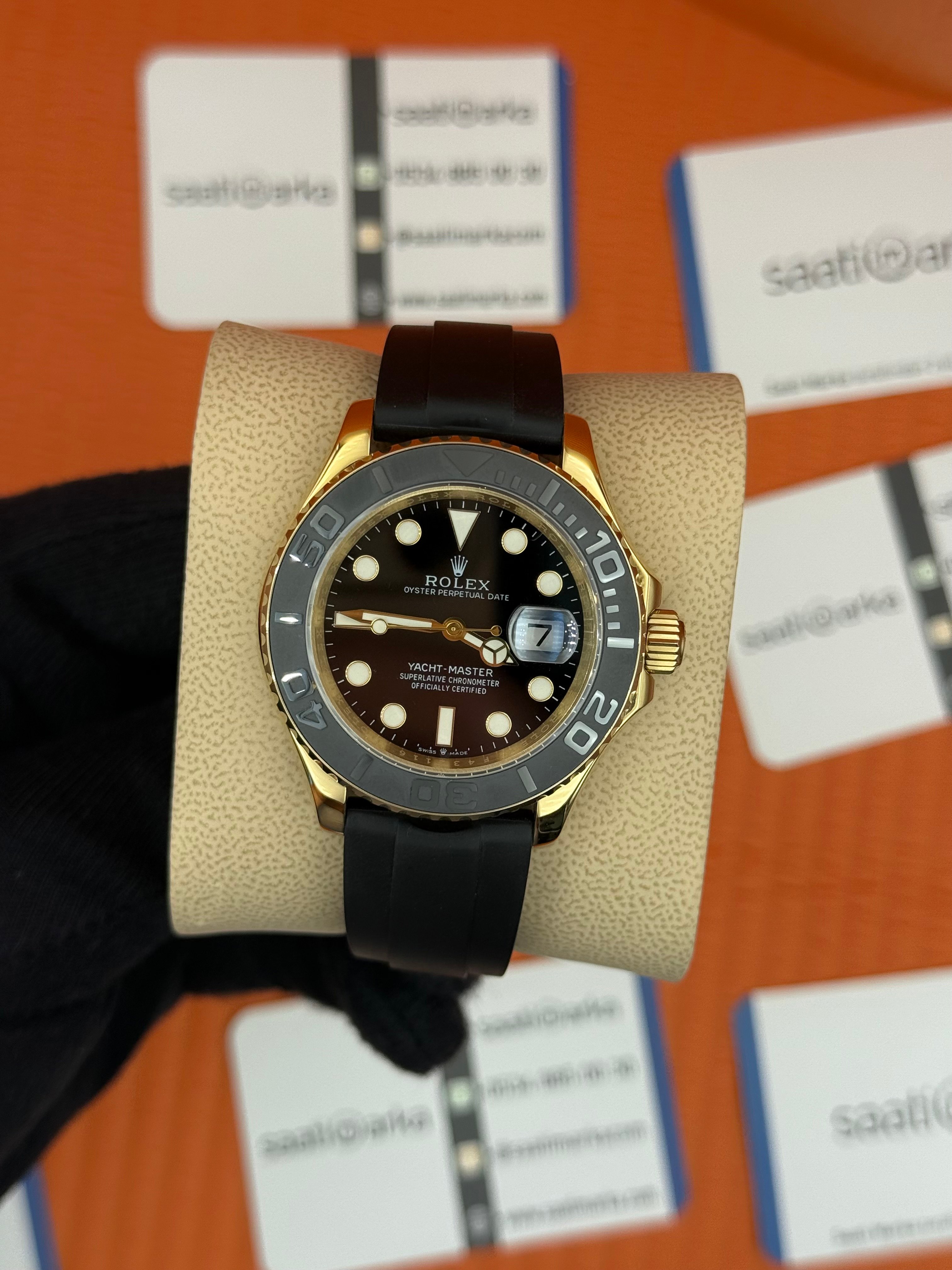 ROLEX Yacht Master black dial gold kasa siyah kauçuk kordon
