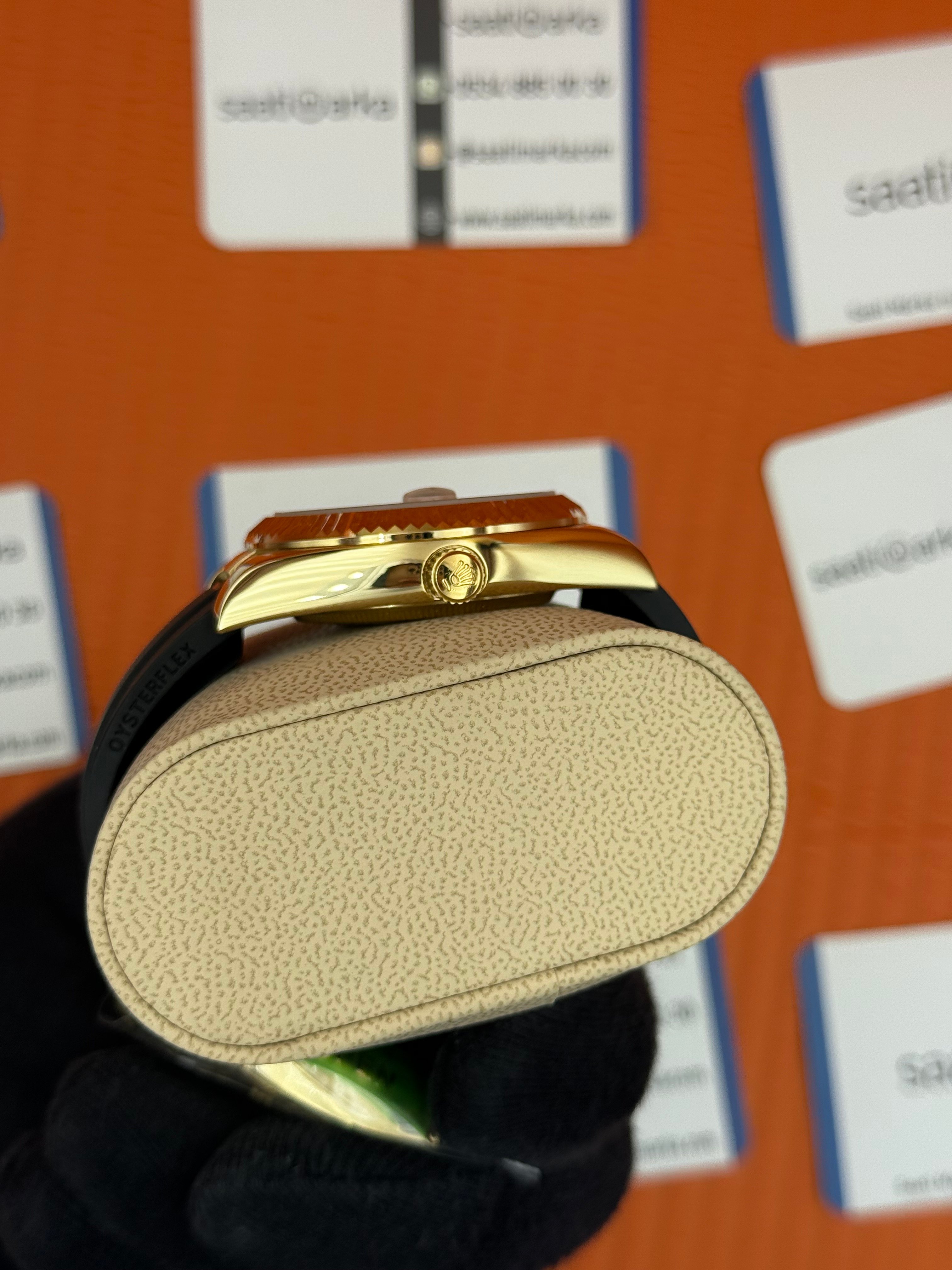 ROLEX Sky Dweller white dial gold kasa siyah kauçuk kordon