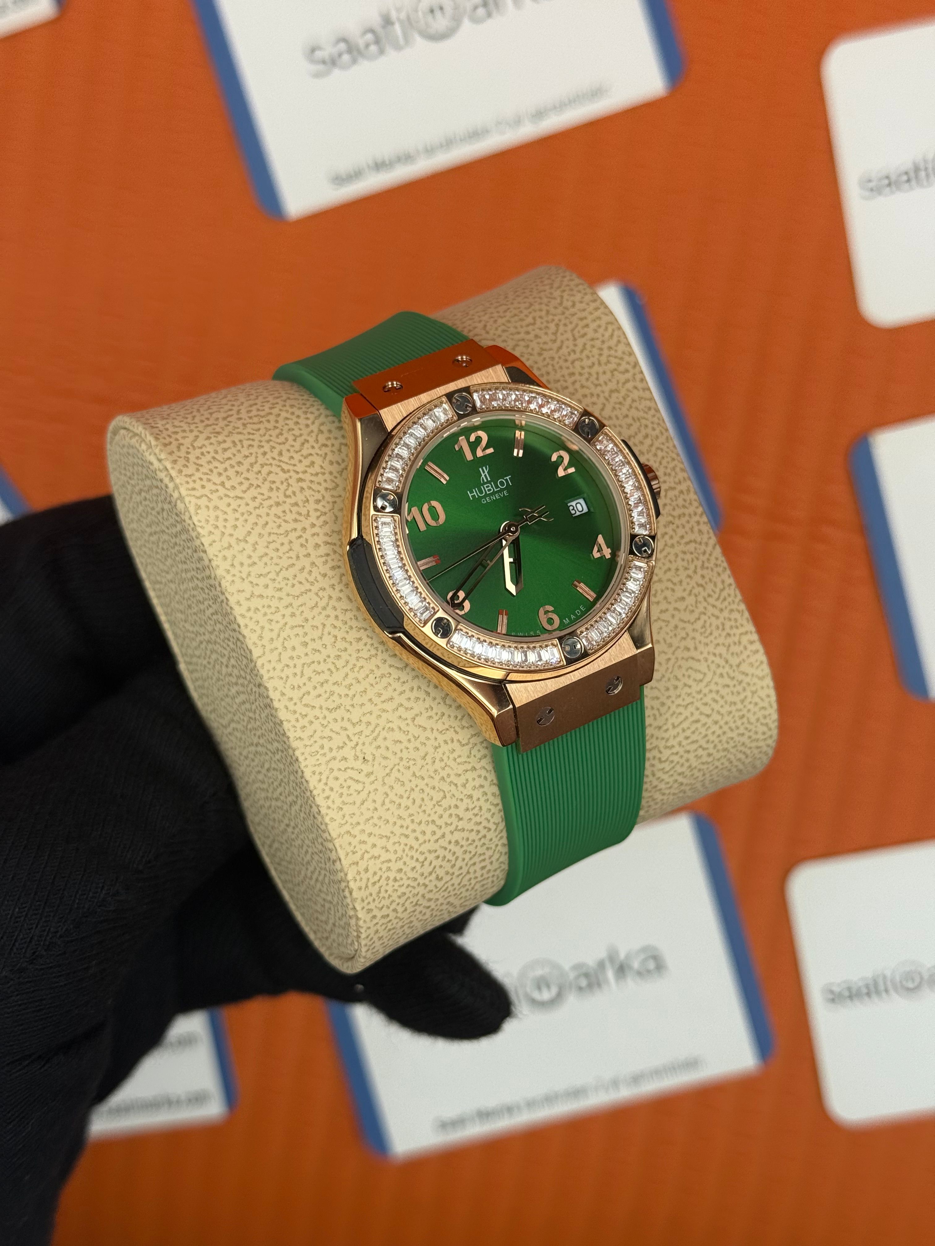HUBLOT taşlı bezel rose kasa yeşil kadran yeşil kauçuk kordon kadın kol saati