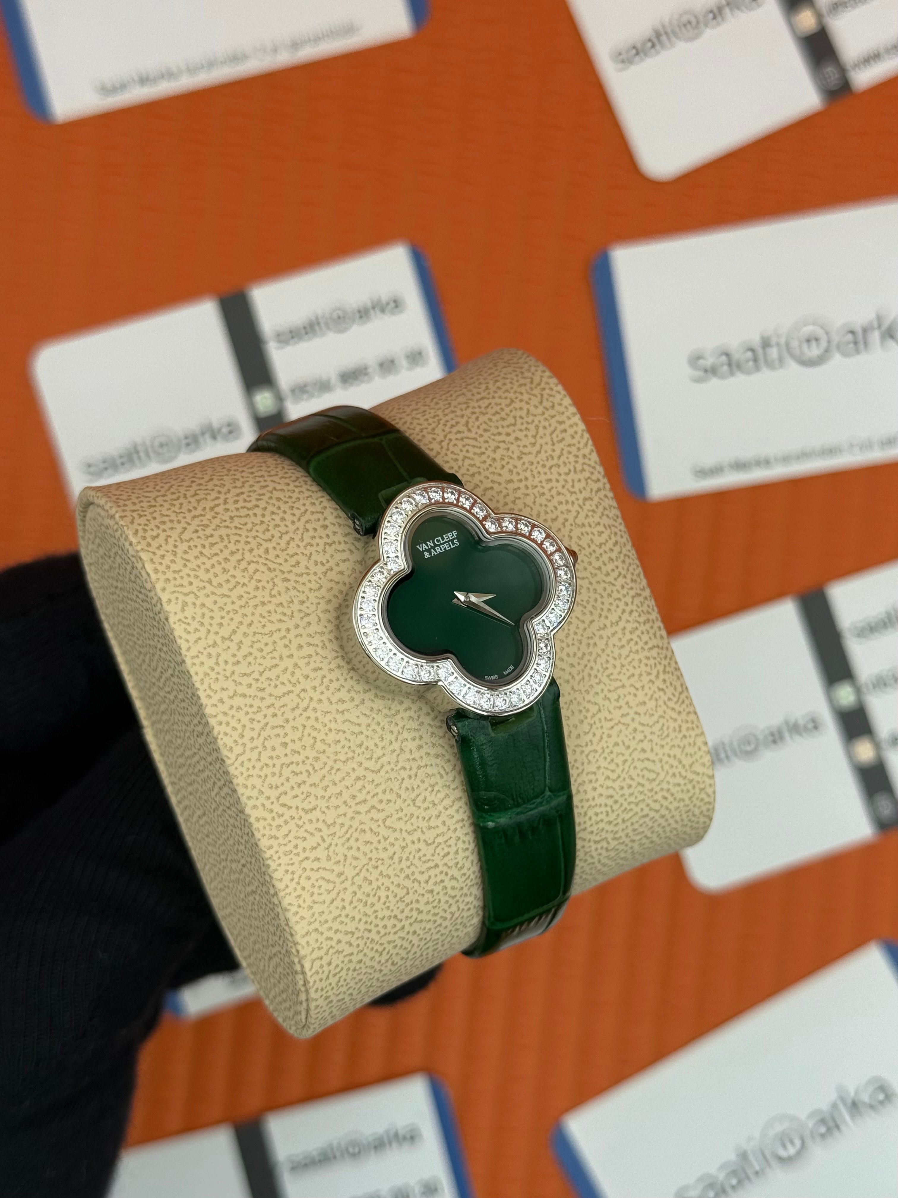 VAN CLEEF yeşil kadran yeşil deri kordon taşlı bezel silver kasa kadın kol saati