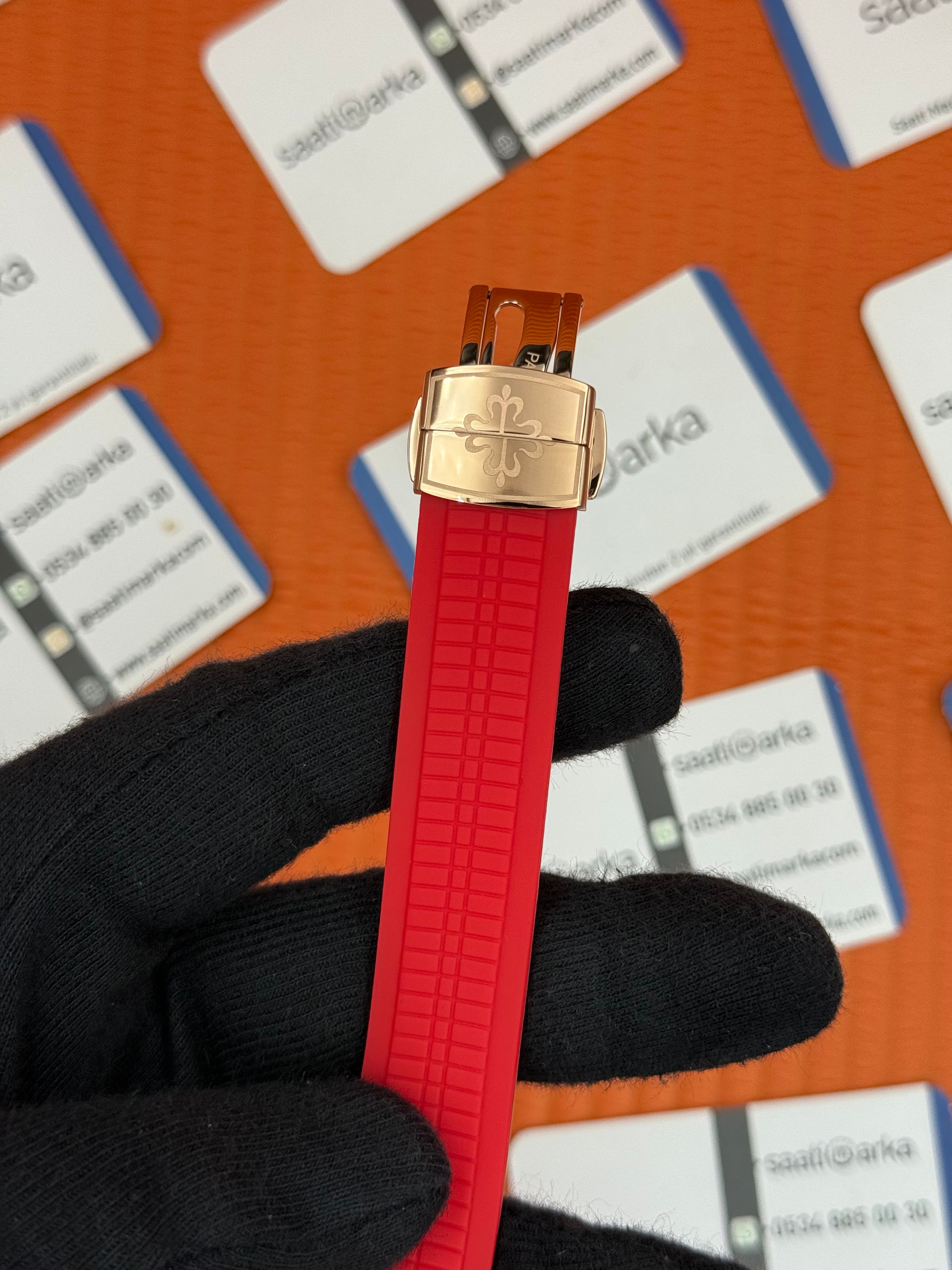 PATEK PHILIPPE AQUANAUT SİYAH KADRAN KIRMIZI KAUÇUK KORDON ROSE KASA 