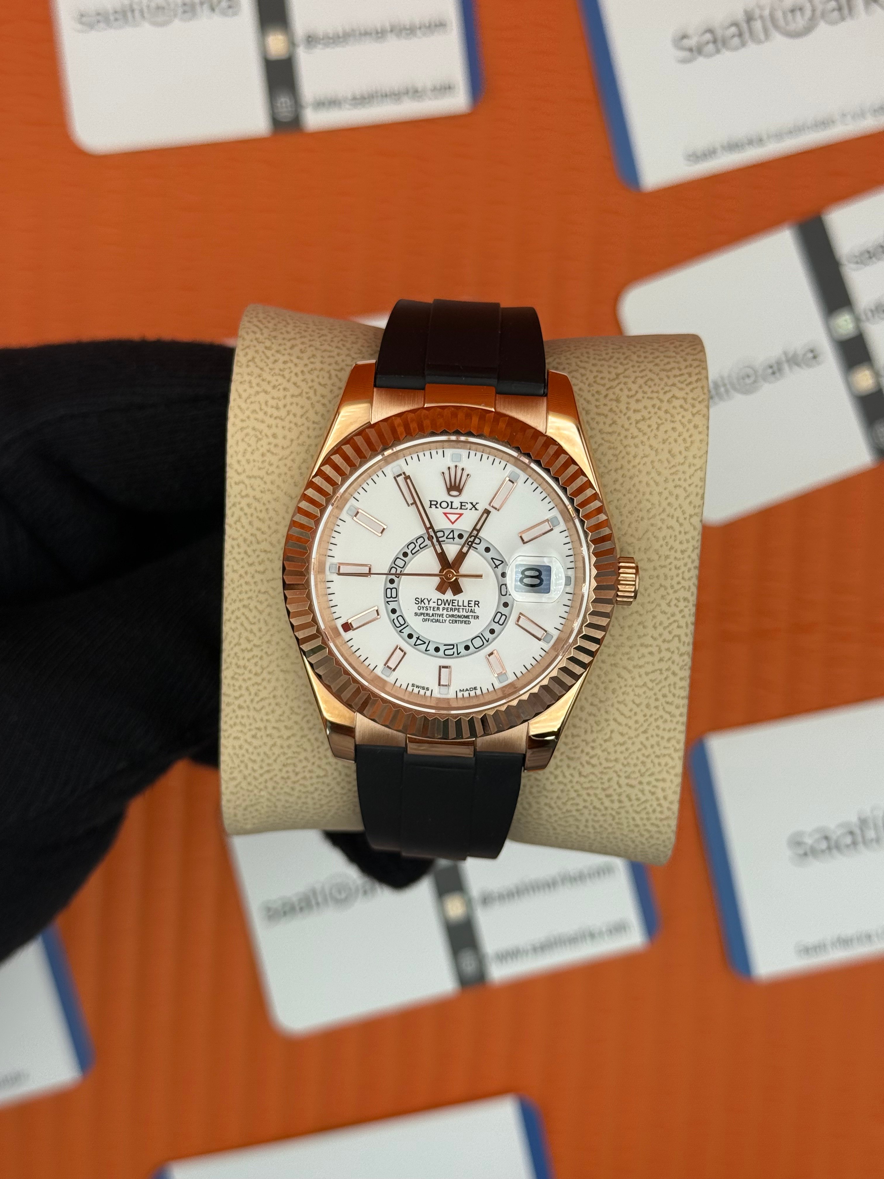 ROLEX Sky Dweller white dial rose kasa siyah kauçuk kordon