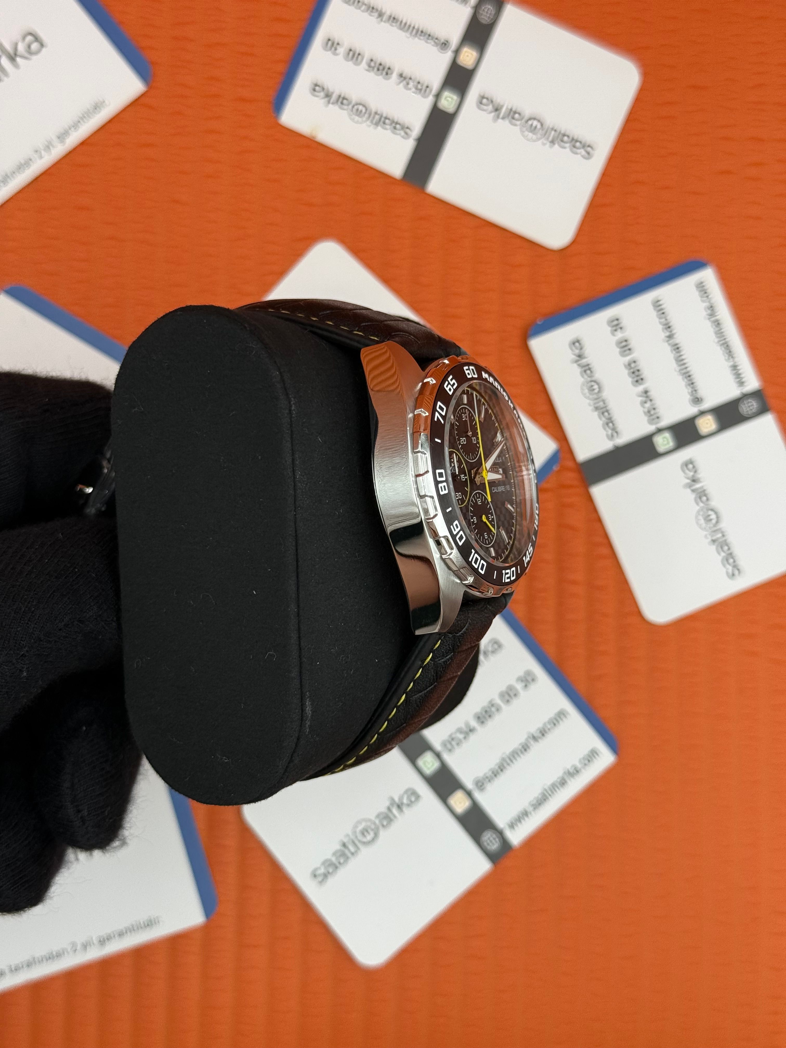 TAGHEUER FORMULA SİYAH DERİ KORDONLU SİYAH SARI DETAYLI KADRAN 