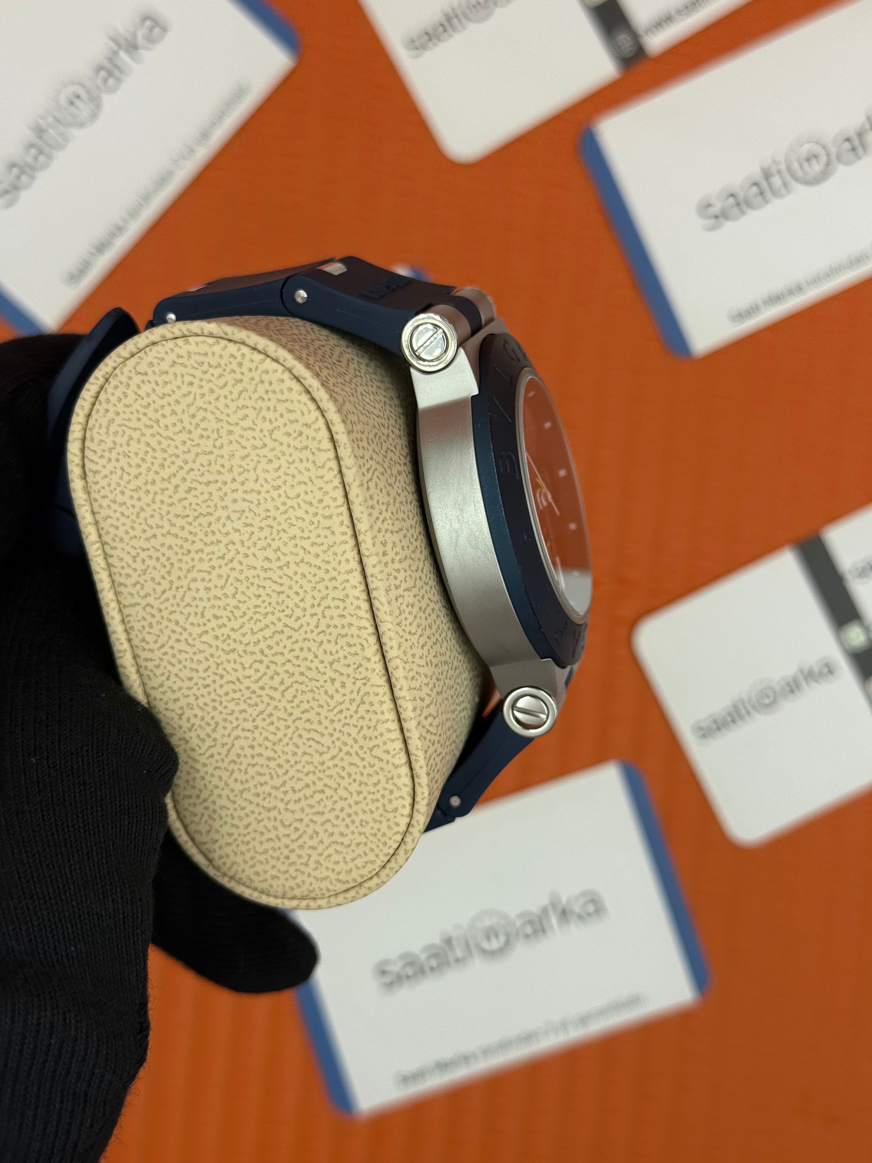 BVLGARI 103844 Aluminium kasa kauçuk kordon erkek kol saati