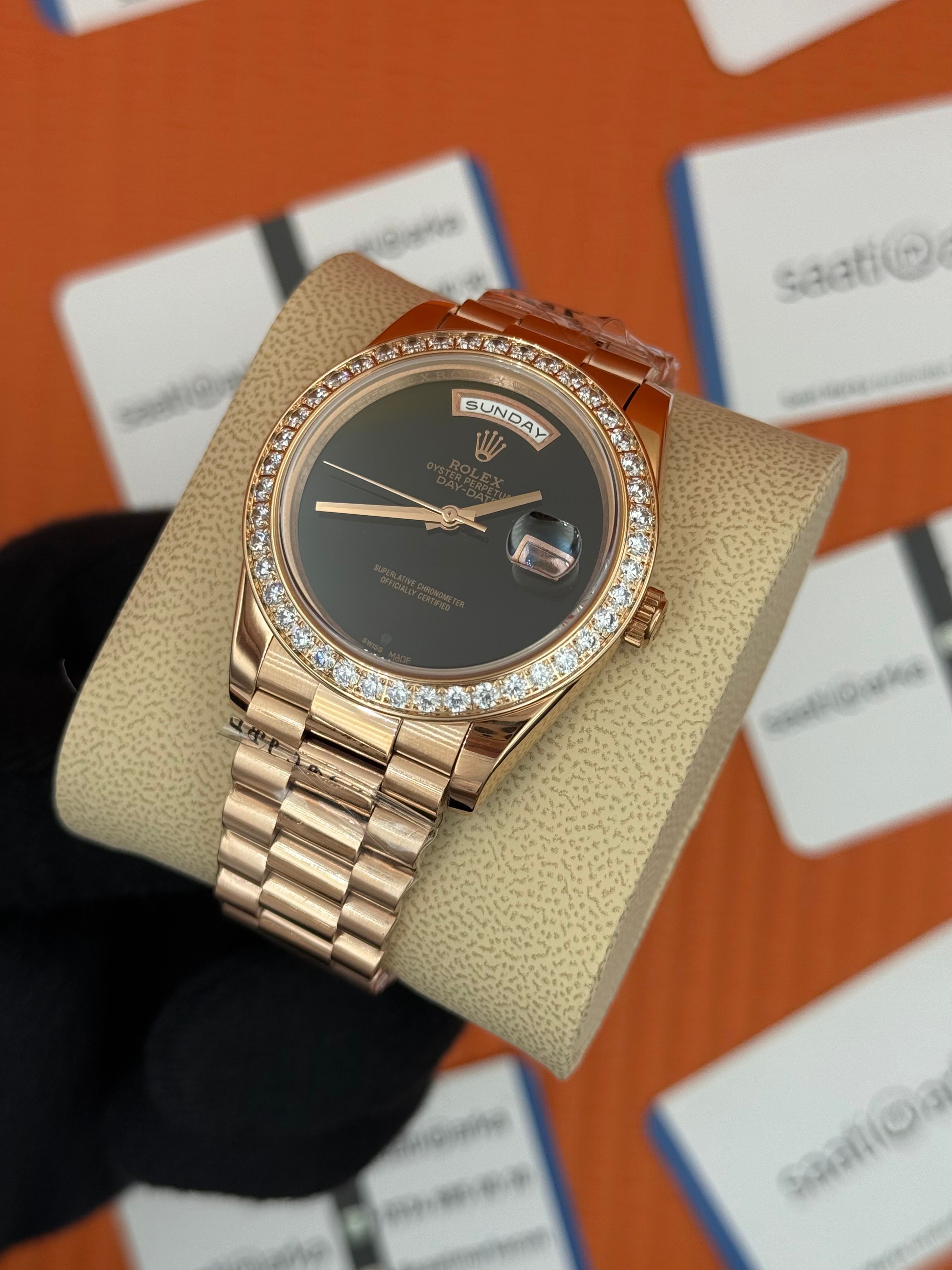rolex Day Date taşlı bezel siyah kadran rose kasa-kordon oyster