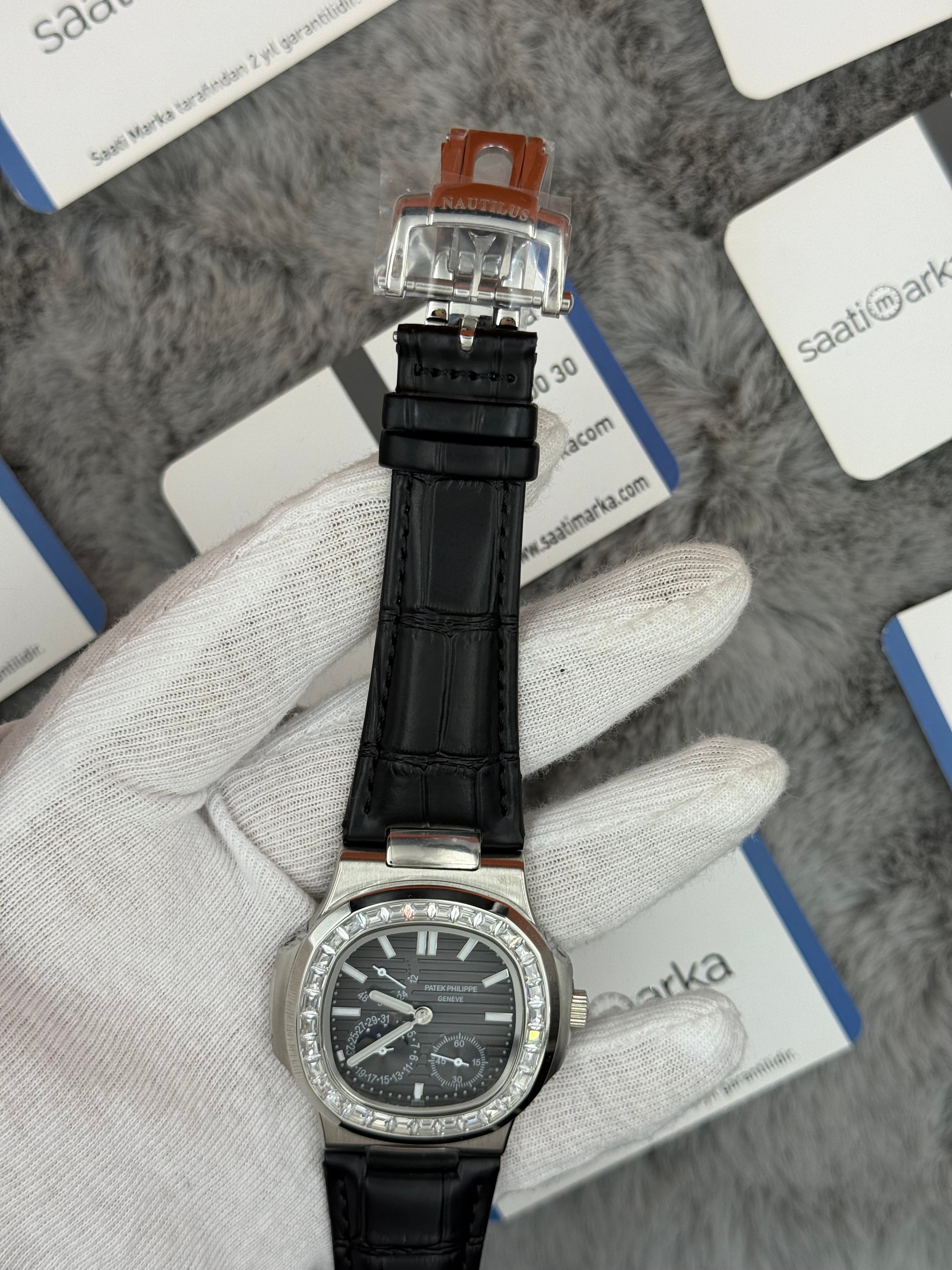 PATEK PHİLİPPE nautilus moontphase 5712 taşlı bezel gri kadran siyah deri kordon silver kasa 40mm erkek kol saati